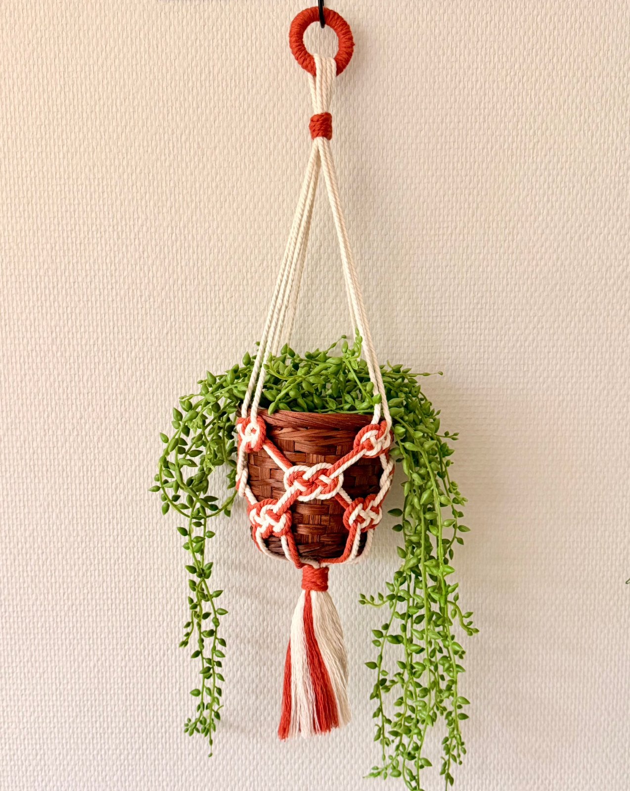 Macramé plantenhanger handgemaakt - ecru/terracotta - 55 cm, Boho, Nieuw, Ophalen of Verzenden, Oranje
