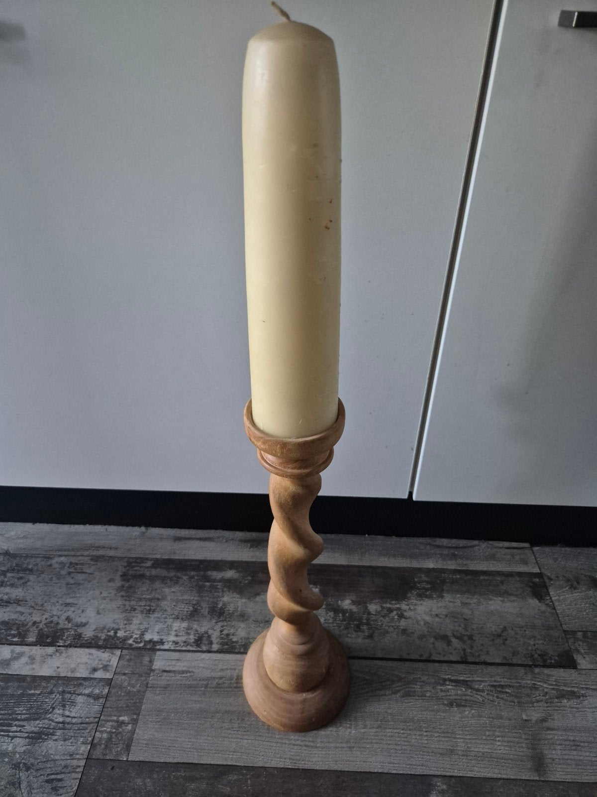 Houten kandelaar met gedraaide stam en kaars., Ophalen of Verzenden