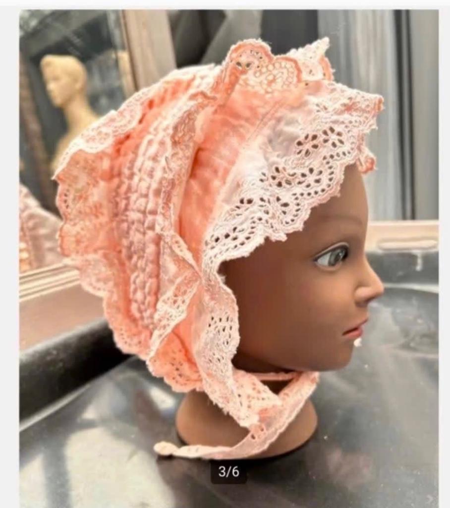 Antiek Roze Kanten kinder Mutsje zeer bijzonder, Antiek en Kunst, Antiek | Kleding en Accessoires, Ophalen of Verzenden, Kinderen