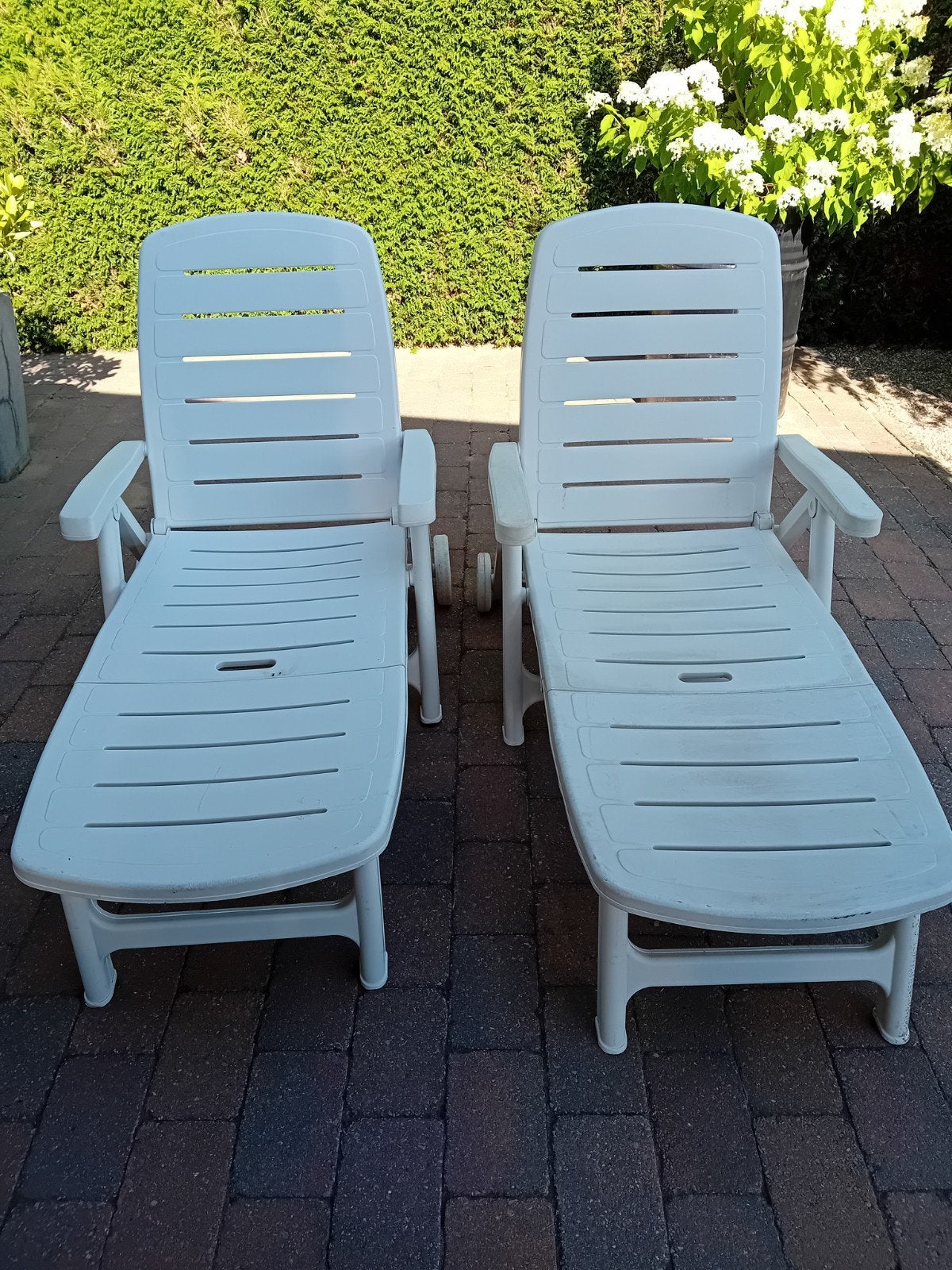 2x Witte Kunststof Ligbedden met Wieltjes, Tuin en Terras, Ligbedden, Ophalen, Gebruikt, Kunststof, Verstelbaar