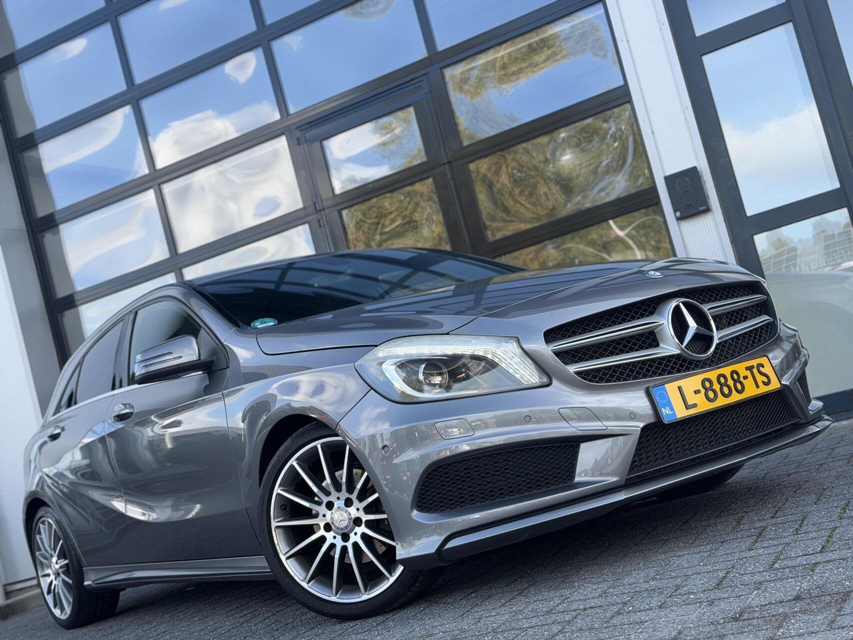 Mercedes A-klasse 180 Ambition AMG / Cruise / Airco / NAVI, Voorwielaandrijving, Gebruikt, Euro 6, 4 cilinders