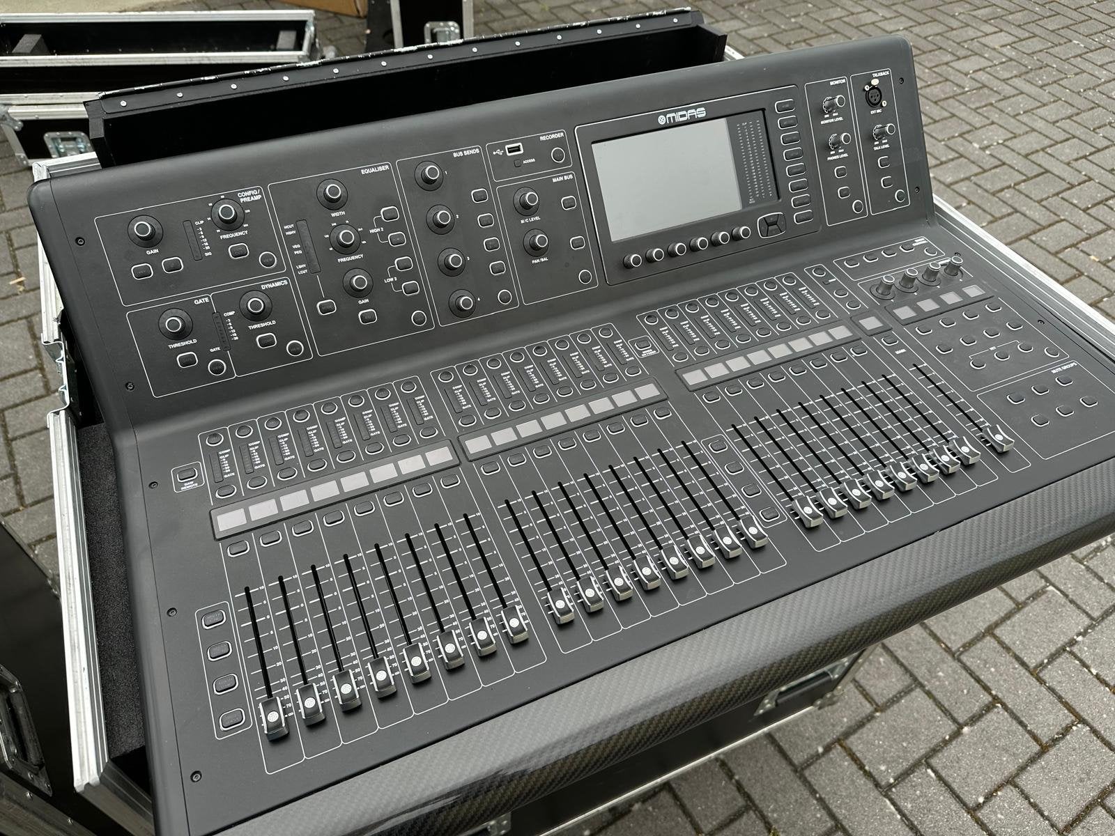 Midas M32 Digitale Mixer met Flightcase, Muziek en Instrumenten, Mengpanelen, Ophalen, Gebruikt, 20 kanalen of meer, Microfooningang