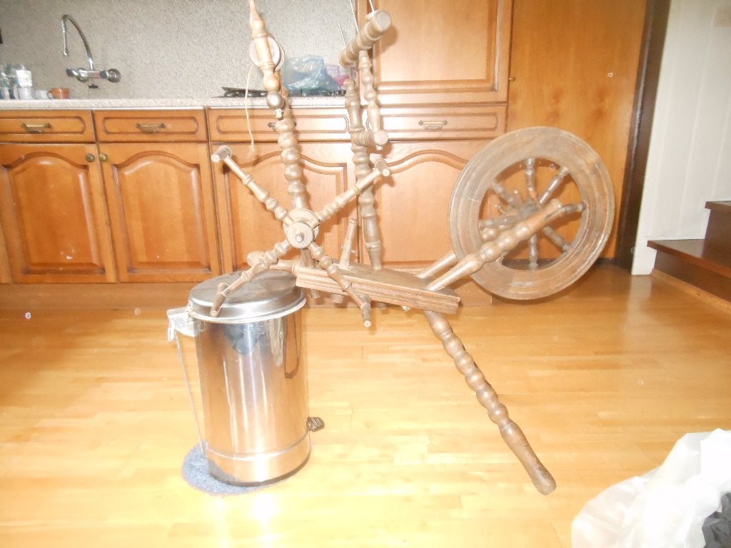 Oud spinnenwiel (gedemonteerd, mist voorpootje), Ophalen, Niet werkend, Spinnewiel