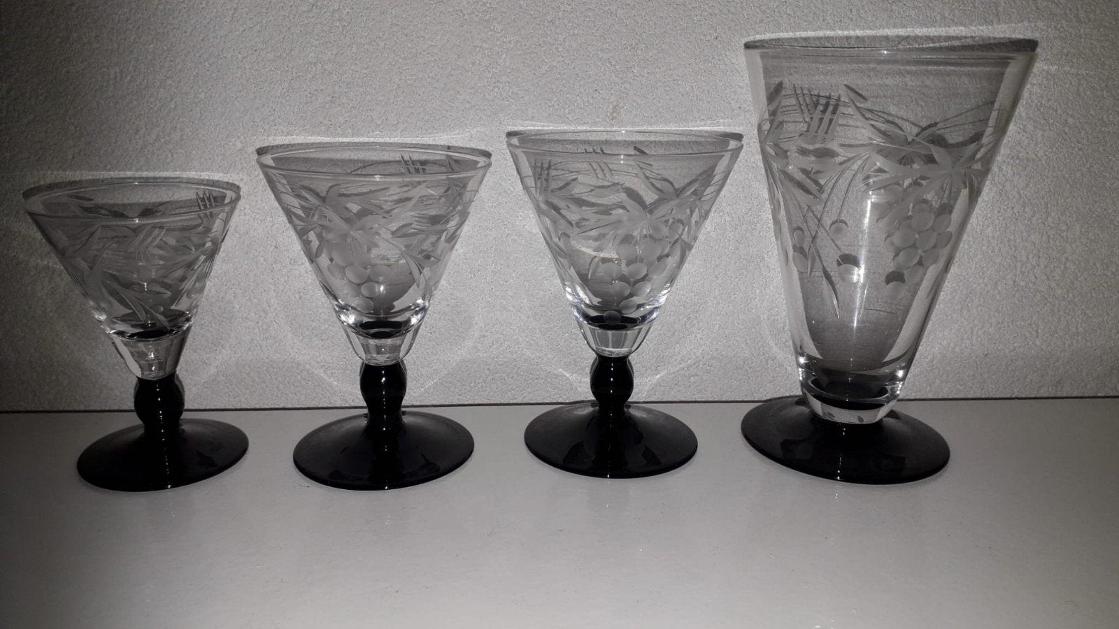 Prachtig Glasservies met Zwarte Voet en Gravering, Ophalen