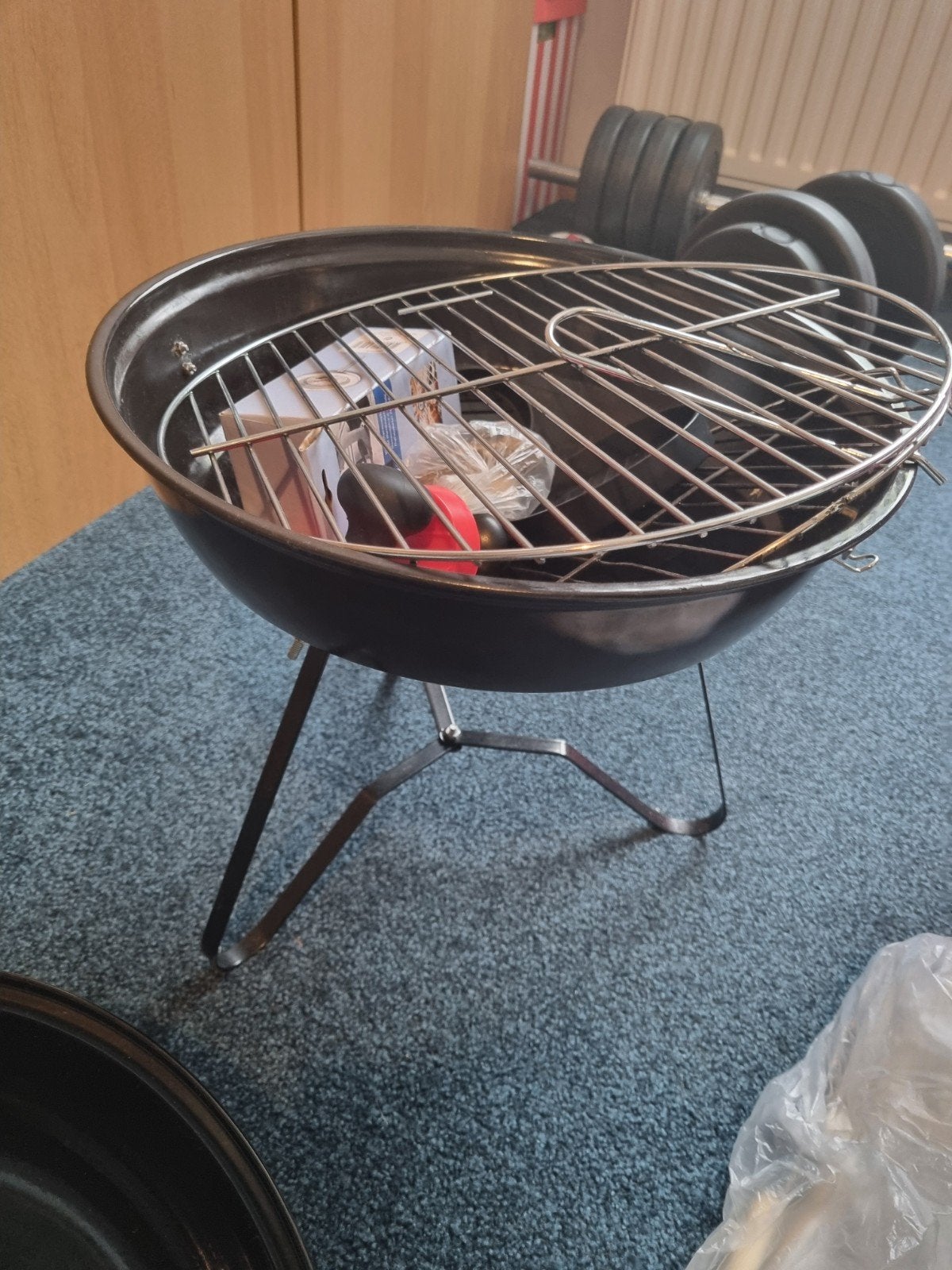Bbq zwart, Tuin en Terras, Houtskoolbarbecues, Ophalen, Zo goed als nieuw, Met accessoires