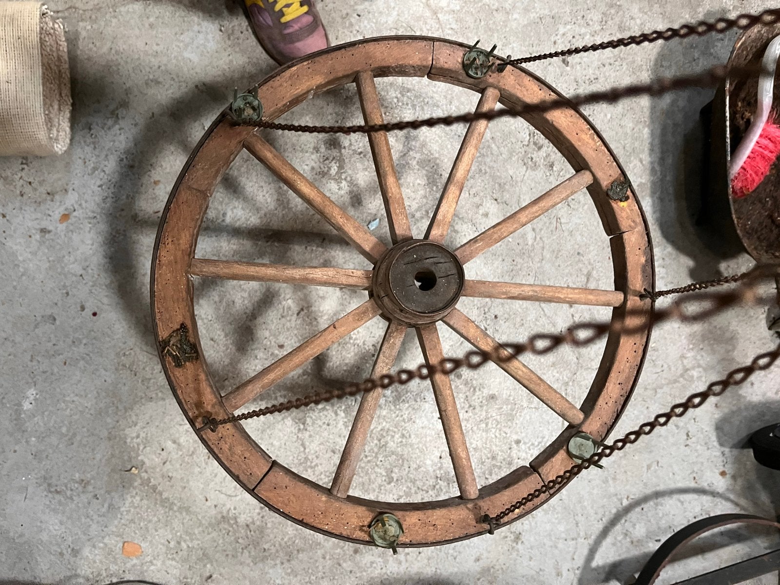 Decoratief Houten Wagenwiel met Kettingen, Ophalen