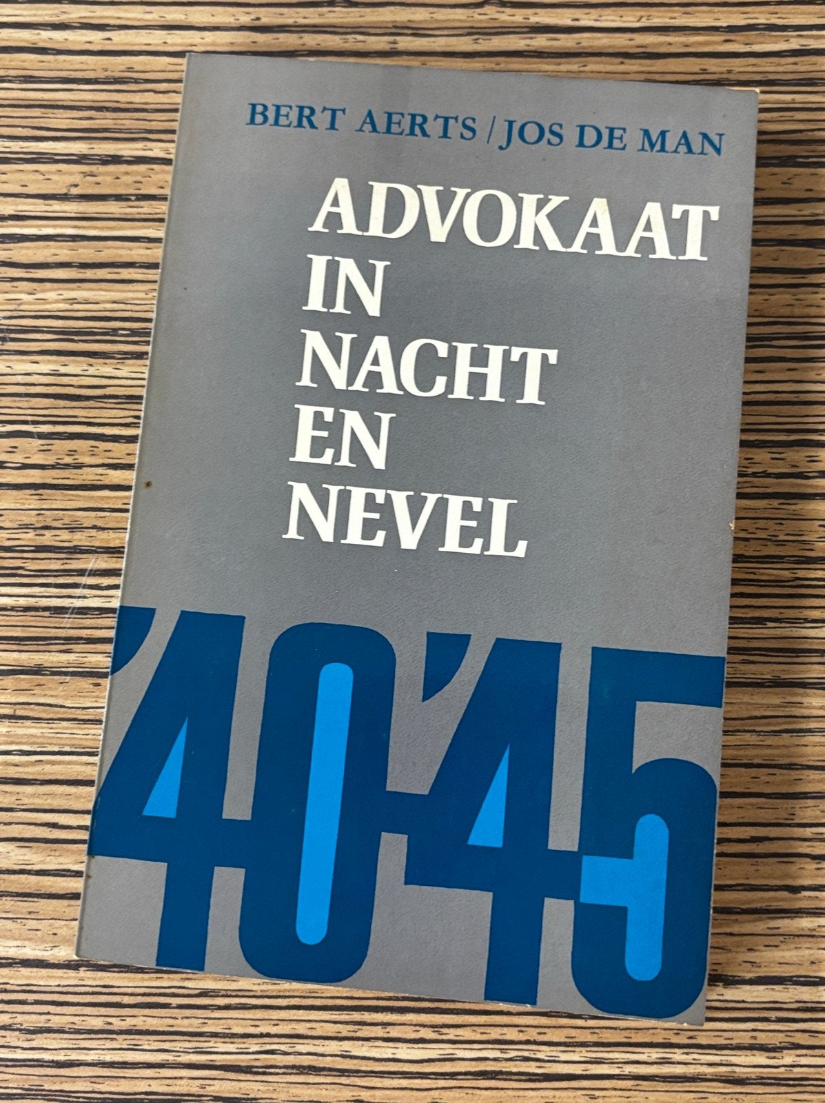 Advokaat in nacht en nevel, Boeken, Ophalen of Verzenden, Tweede Wereldoorlog, Zo goed als nieuw