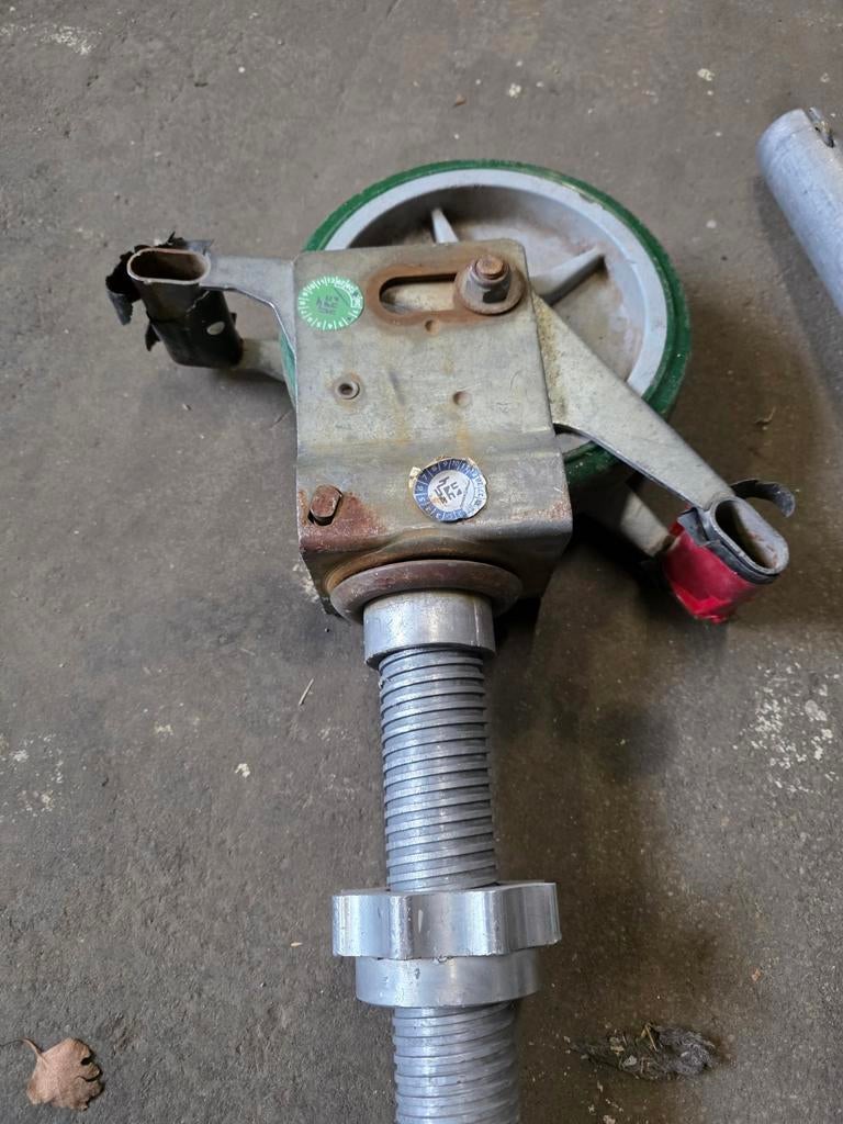 Steigerwielen met Spindel voor Rolsteigers, Doe-het-zelf en Verbouw, Steigers, Ophalen, Gebruikt, Rolsteiger of Kamersteiger, Minder dan 2 meter