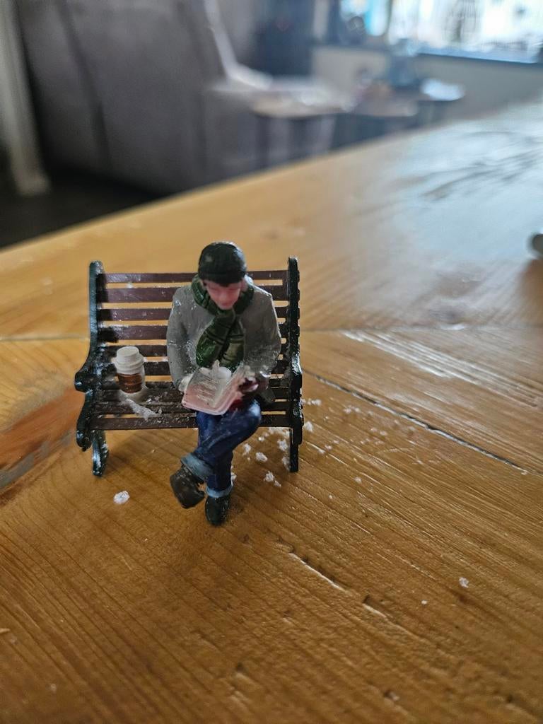 Lemax mensen op bankje - Kerstdorp figuren, Ophalen of Verzenden
