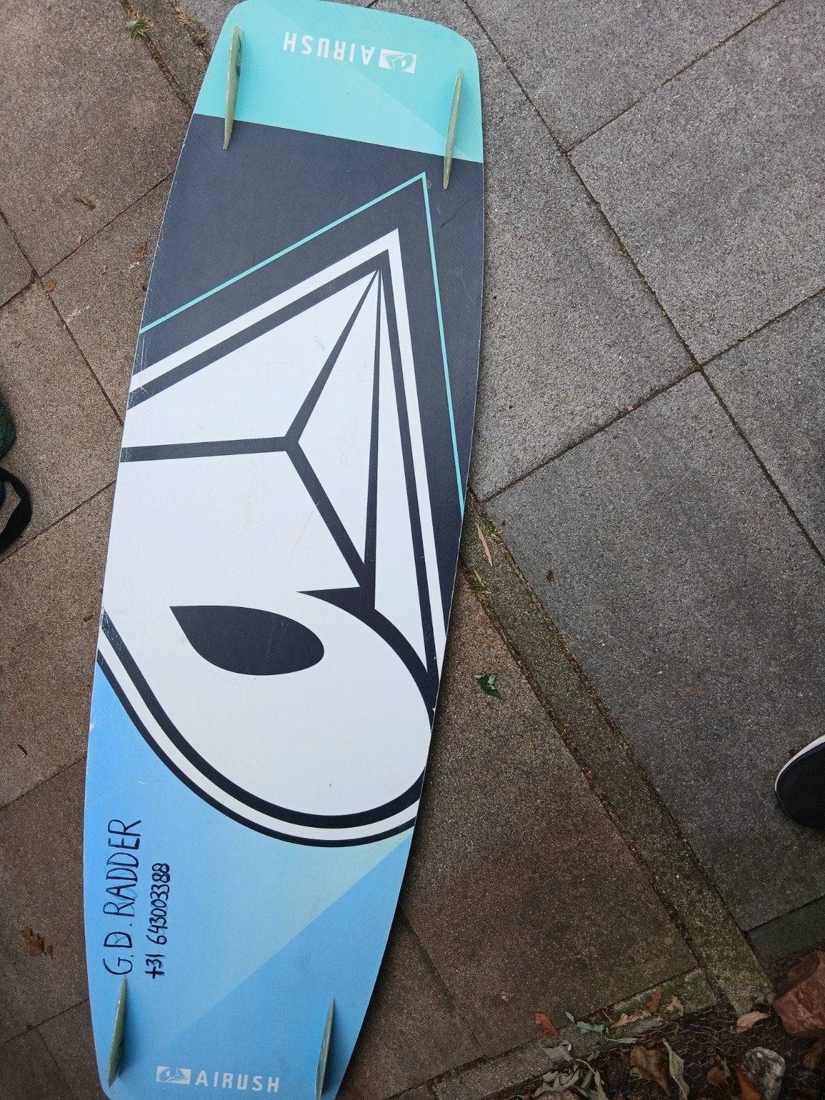 Airush kiteboard 140, Watersport en Boten, Kitesurfen, Twintip, Ophalen of Verzenden, 4 m² of minder