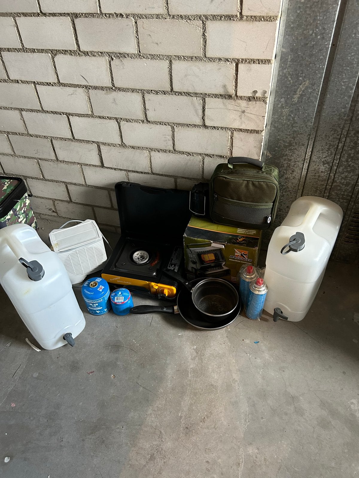 Complete set camping spullen: kooktoestel, pannen, jerrycans, Ophalen, Gebruikt