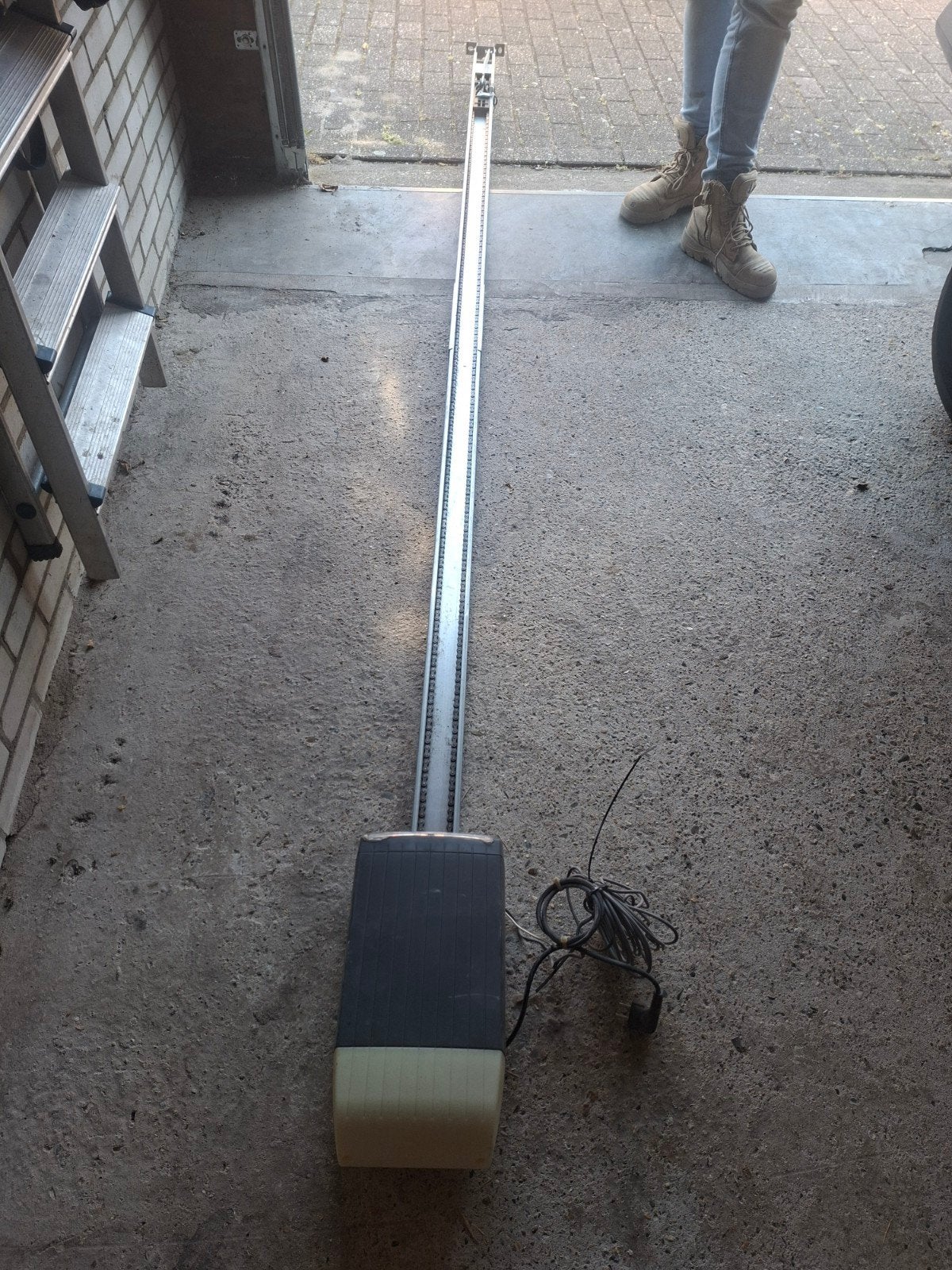 Novofem Garagedeur met motor en afstandsbediening, Ophalen