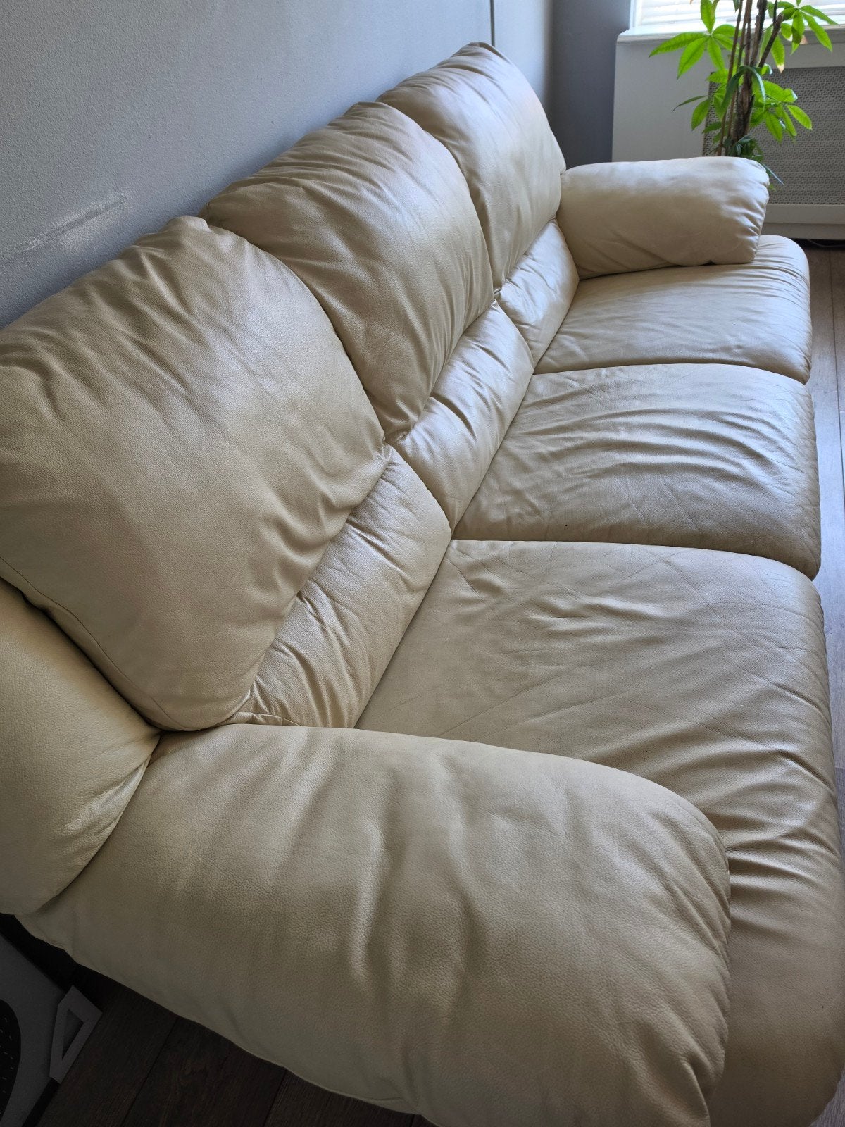 Comfortabele 3-zitsbank van leer, crème kleur, Huis en Inrichting, Banken | Bankstellen, Ophalen, Modern, Comfortabel, Gebruikt