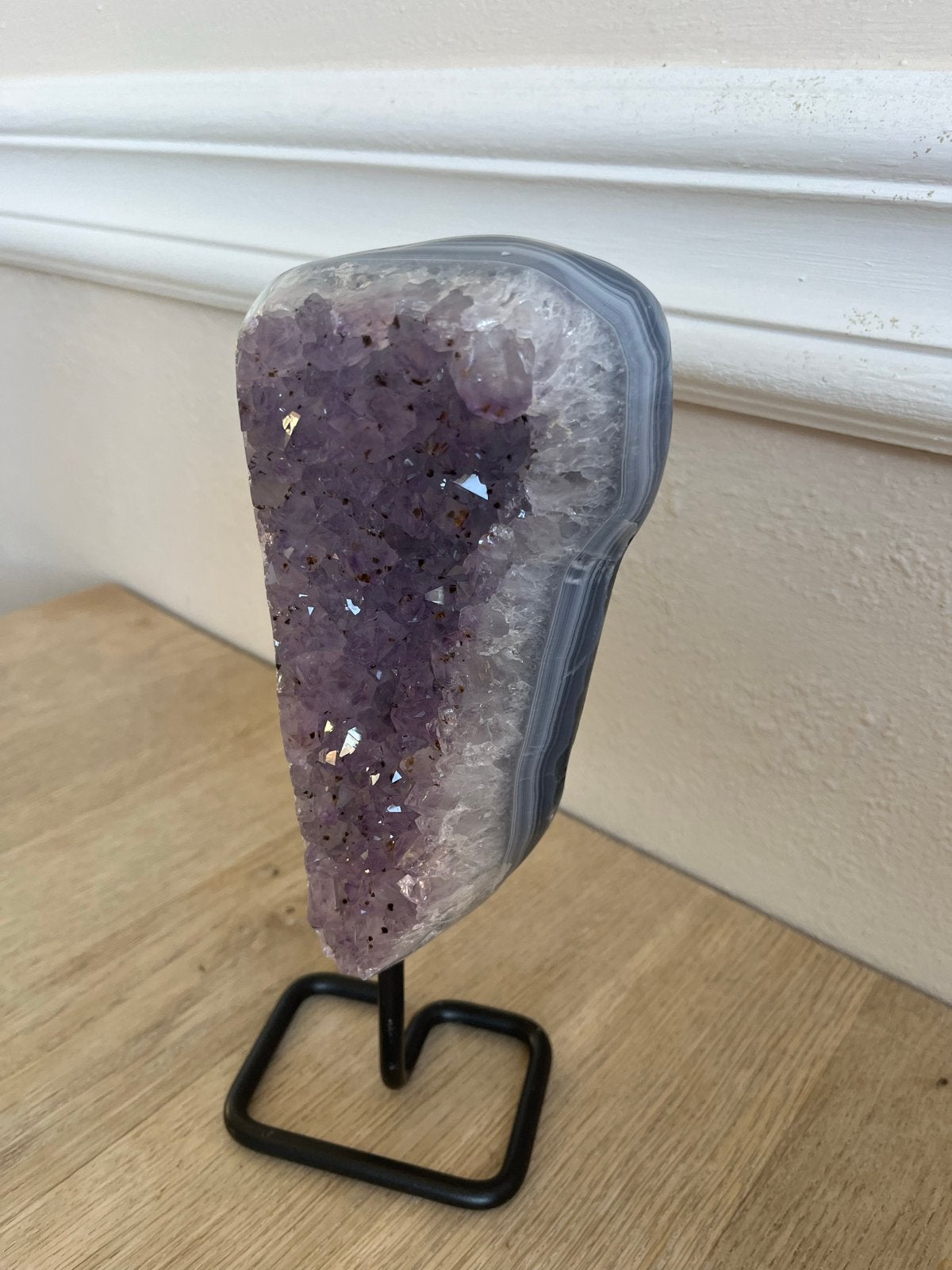 25 cm hoge Prachtige Amethist Geode op Standaard 1,66 kilo, Ophalen of Verzenden, Mineraal