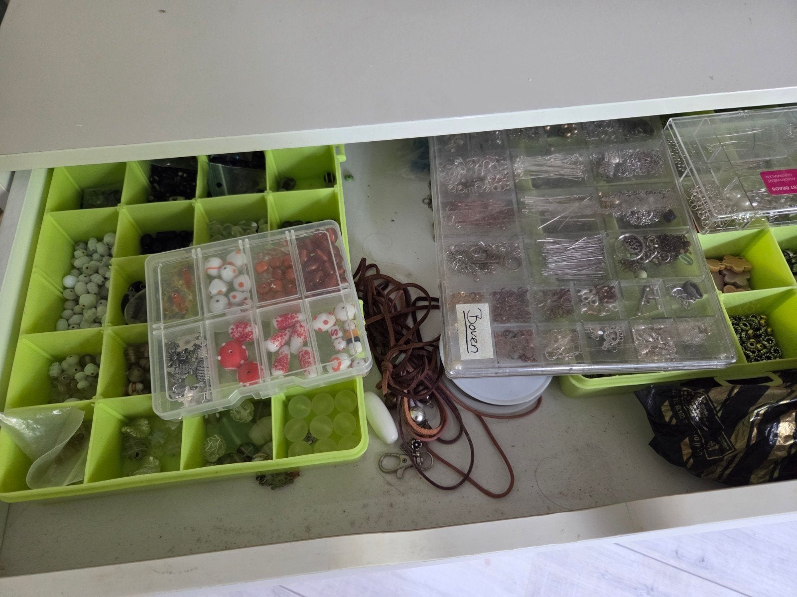 kast bomvol kralen. Sieraden maken, Ophalen, Kraal