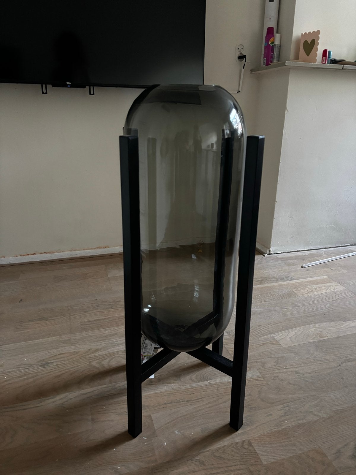 Grote glazen vaas op zwart metalen standaard, Ophalen, Glas, Zo goed als nieuw, Geschikt voor droogbloemen