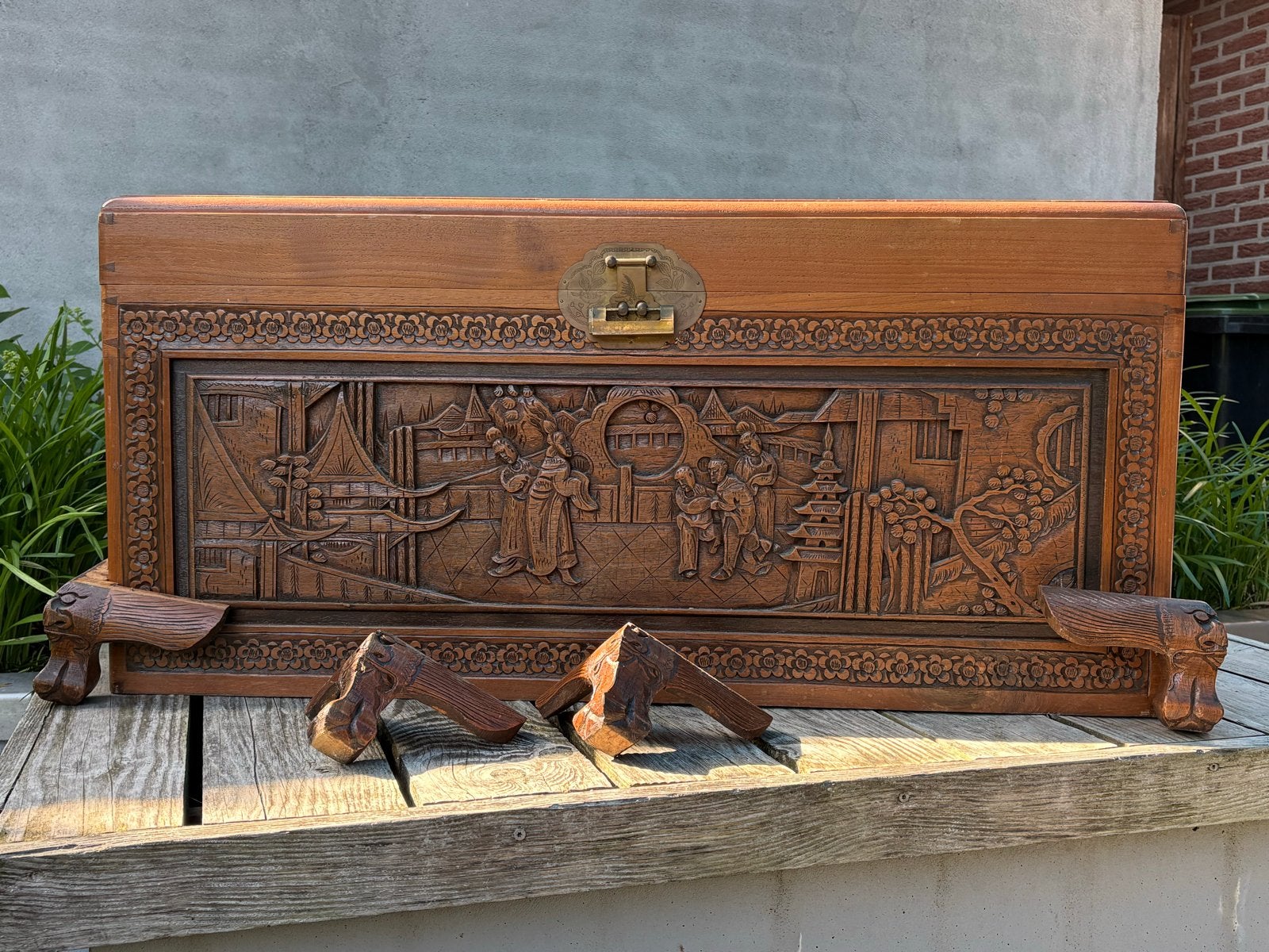 Chinese dekenkist van kampferhout, Ophalen