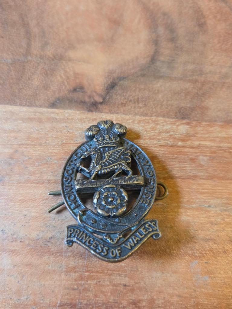Brits baret embleem princess of wales, Ophalen of Verzenden, Landmacht, Engeland, Embleem of Badge