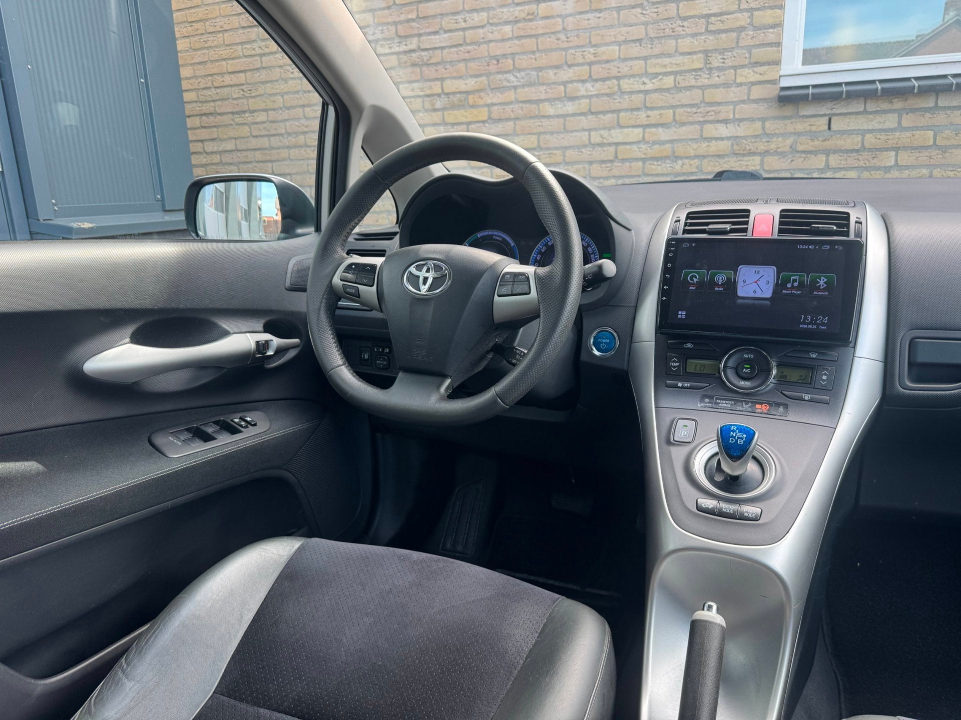 Toyota Auris 1.8 Full Hybrid Executive Half-leer Navi Camera, Euro 5, Gebruikt, Parkeersensor, 4 cilinders