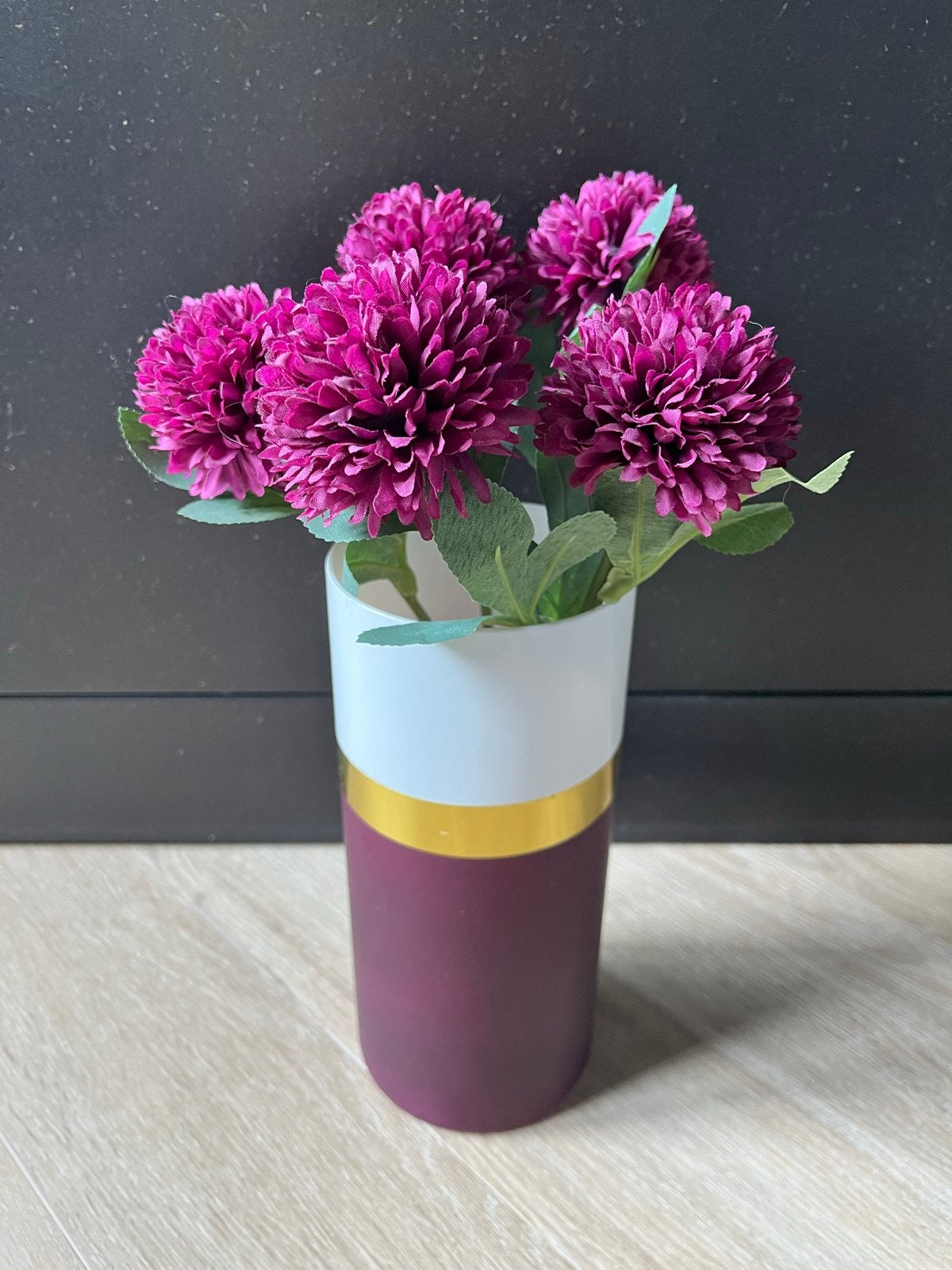 Stijlvolle aubergine vaas met gouden accent karwei, Ophalen of Verzenden, Zo goed als nieuw, Overige kleuren, Overige materialen