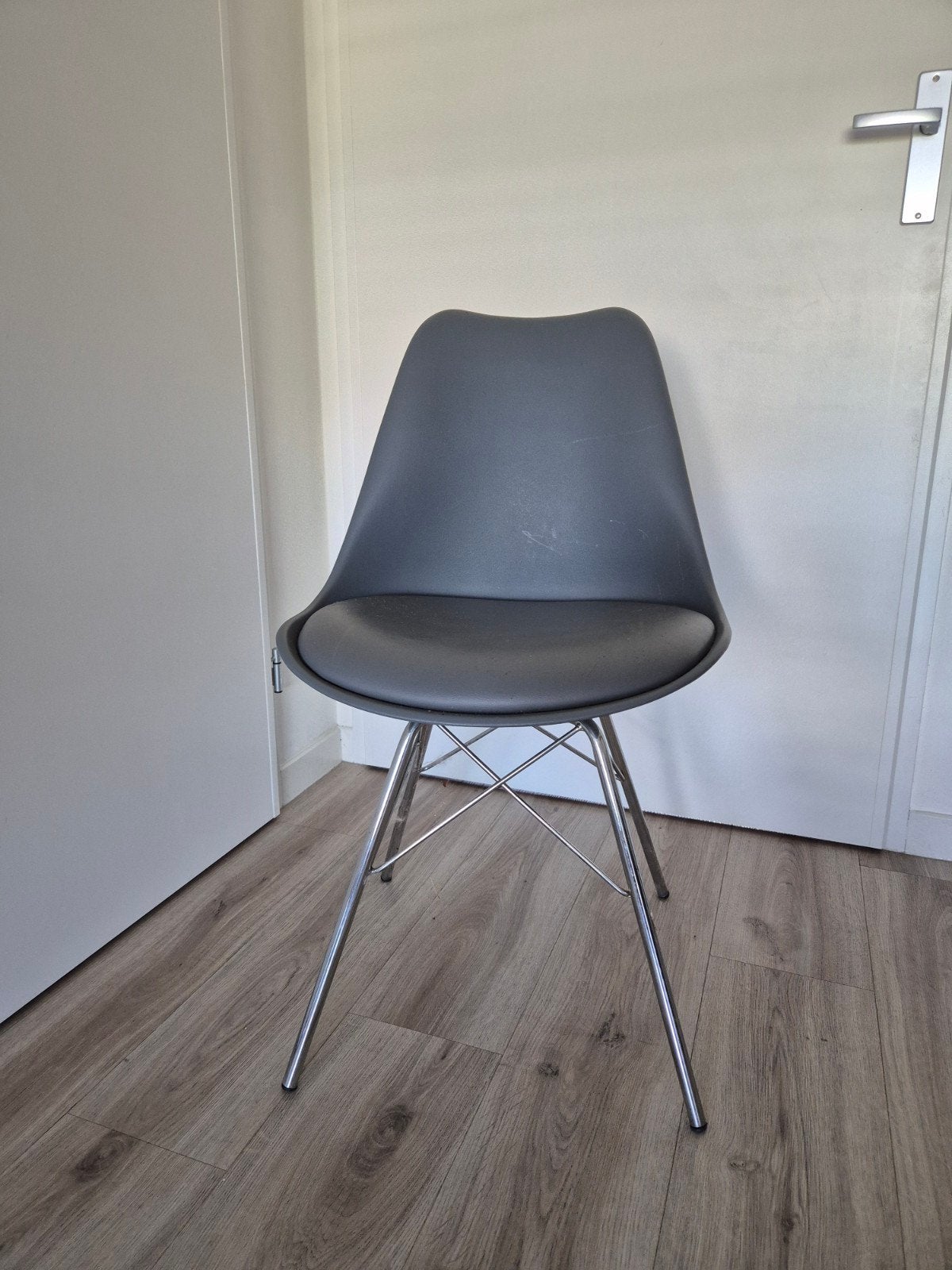 Gratis af te halen: Grijze en witte stoel met gebruikssporen, Ophalen, Twee, Kunststof, Gebruikt