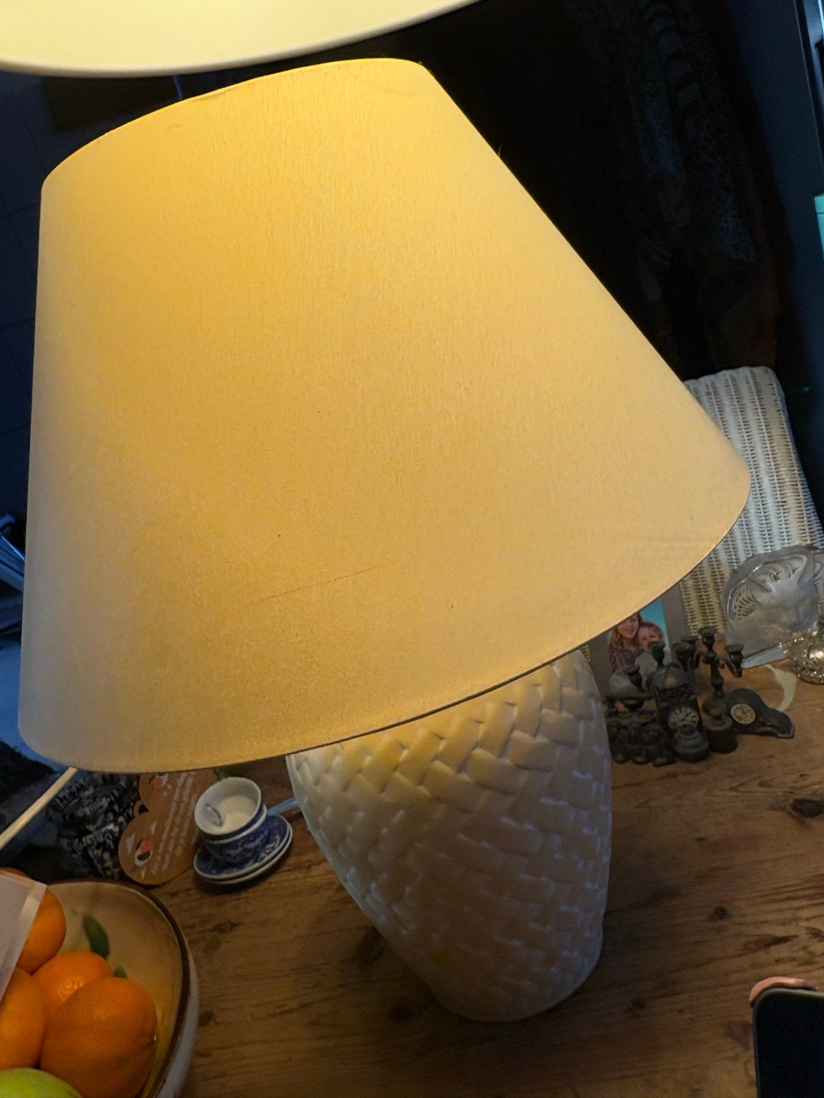 Gele tafellamp met geweven patroon en stoffen kap, Huis en Inrichting, Ophalen, Gebruikt, Keramiek, E27 (groot)