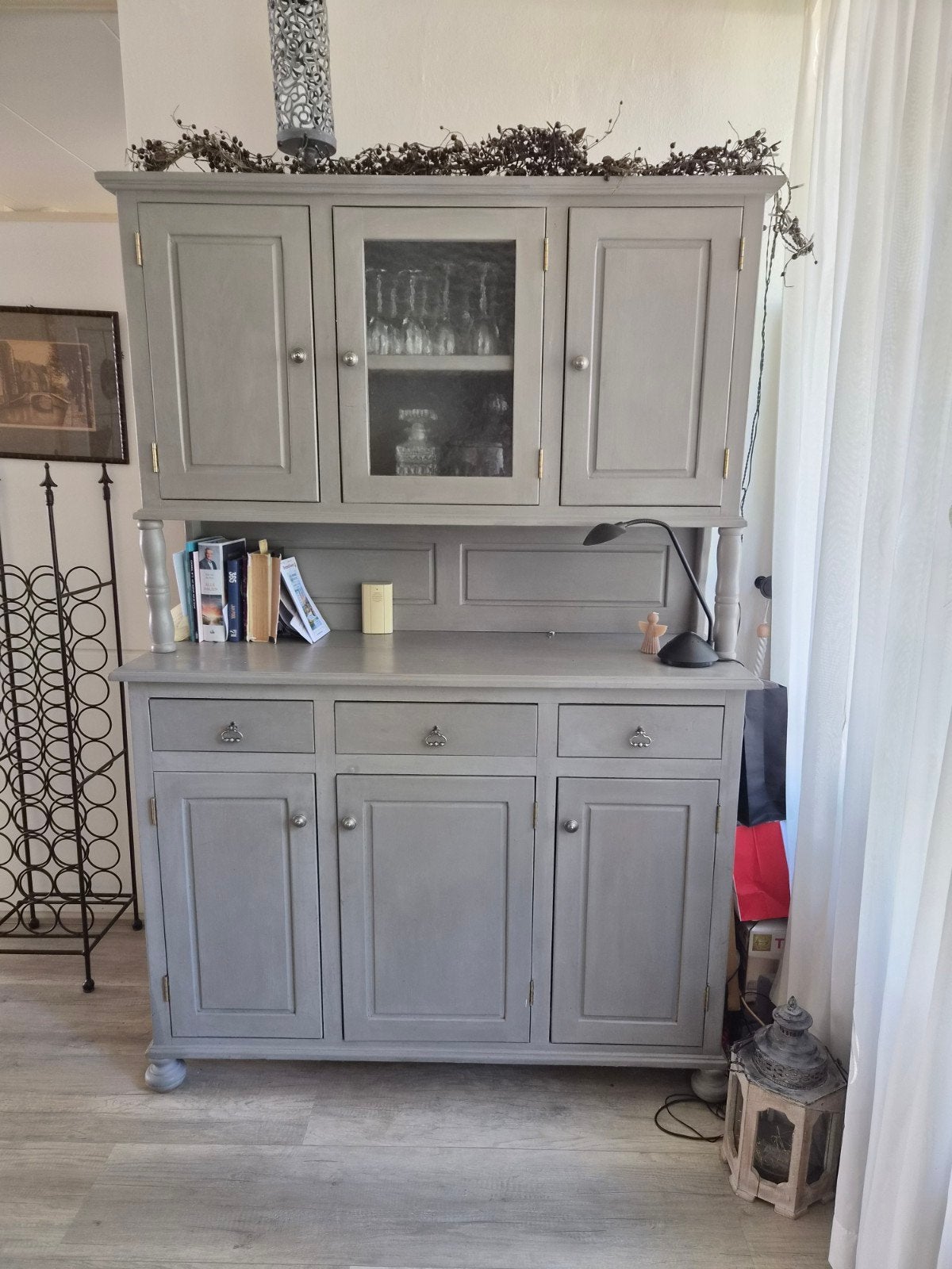 Grijze buffetkast met vitrine en lades., Huis en Inrichting, Kasten | Buffetkasten, Ophalen, Gebruikt, Landelijk, 150 tot 200 cm