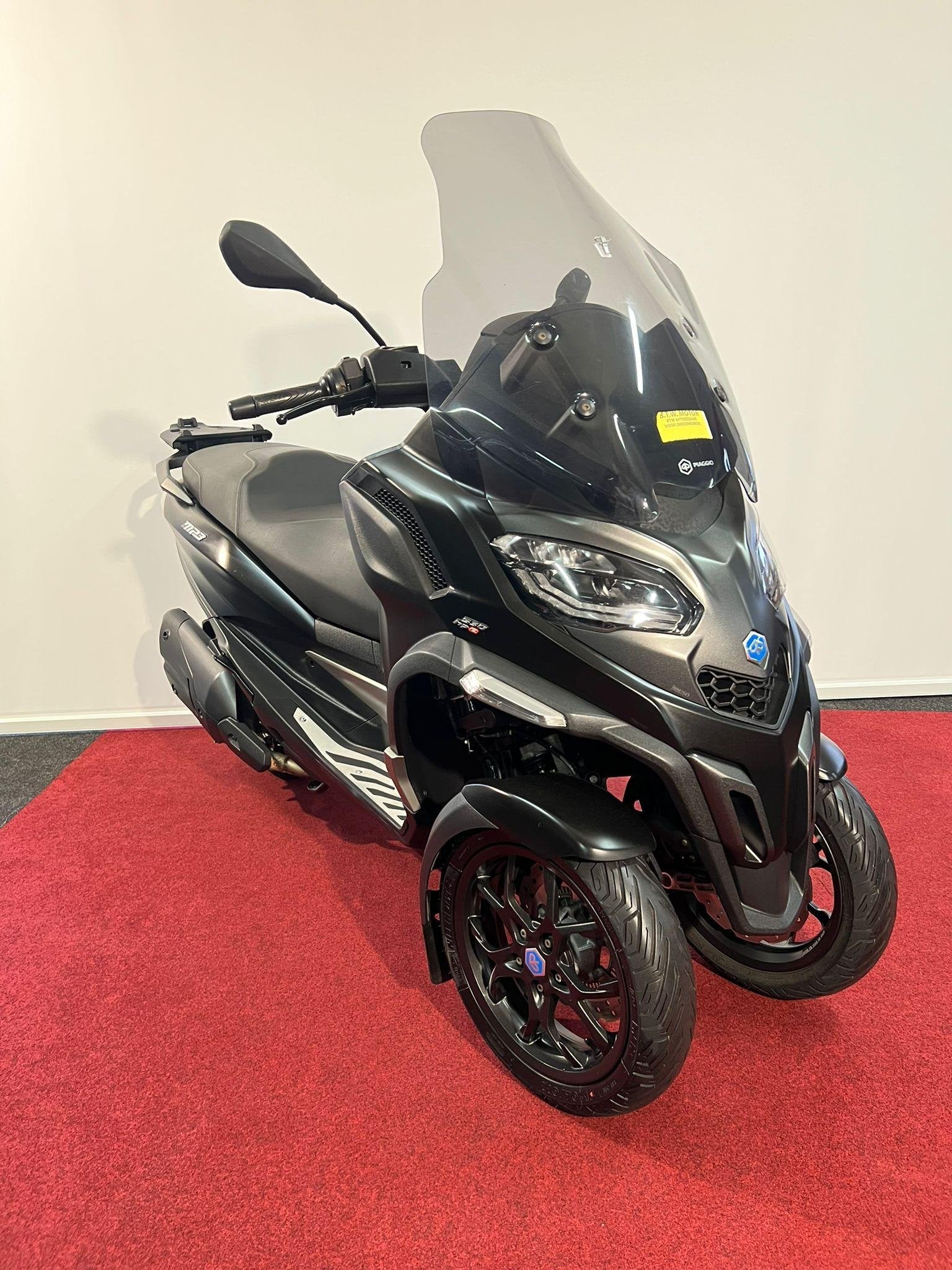 Piaggio 530 MP3 HPE Exclusive, Piaggio Vespa B.V., Minervum 7272
4817 ZM  Breda, NL, Customer_service@piaggio.com, ABS