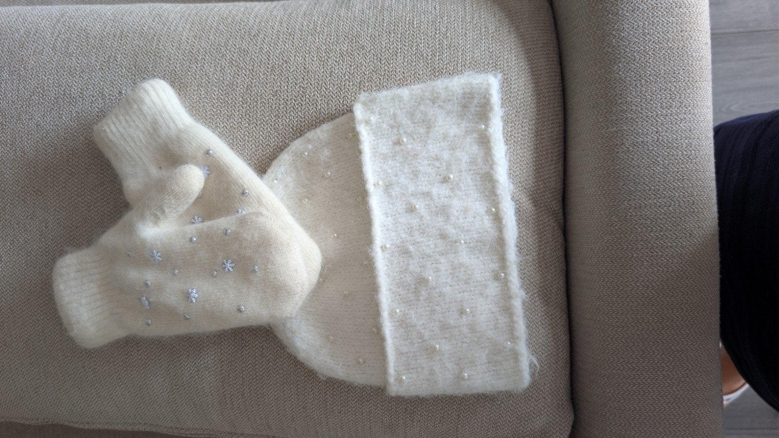 Witte muts, sjaal en wanten set met parels, Kleding | Dames, Mutsen, Sjaals en Handschoenen, Maat 38/40 (M), Ophalen of Verzenden