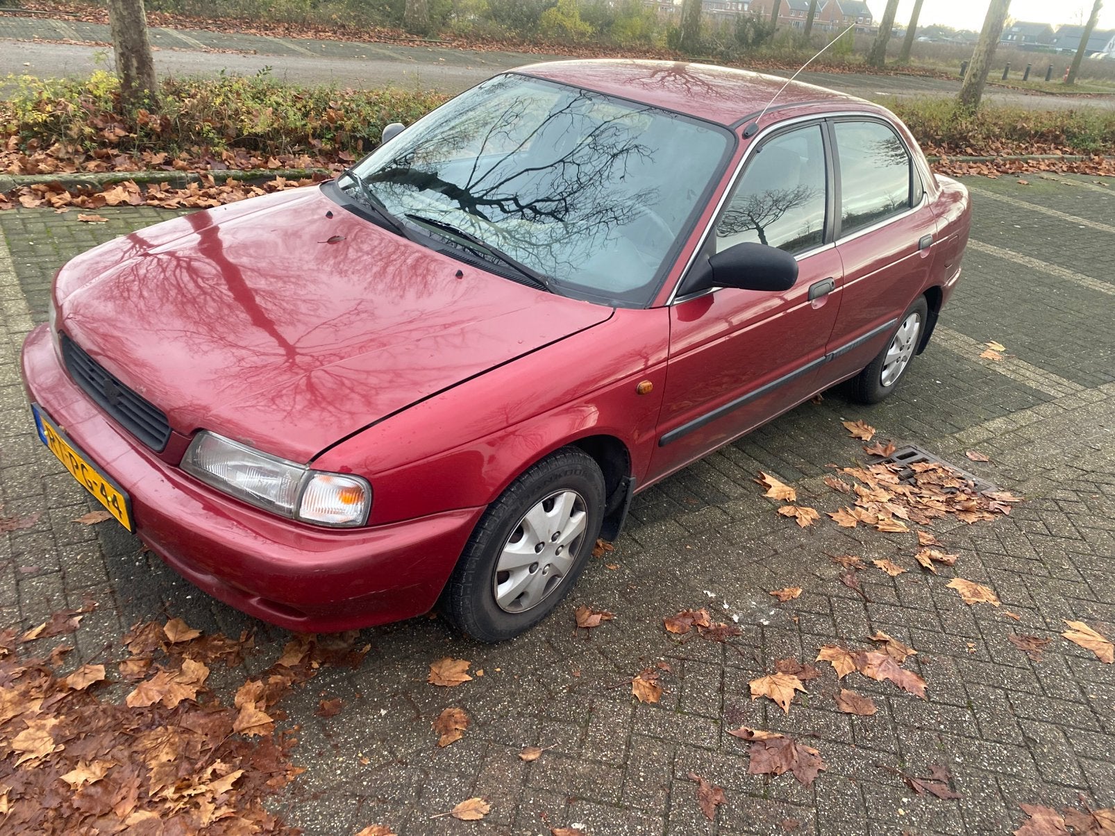 Suzuki Baleno 1.6 GLX Sedan AUT 1997 Rood, Auto's, Suzuki, 31 €/maand, 4 cilinders, Rood, Voorwielaandrijving