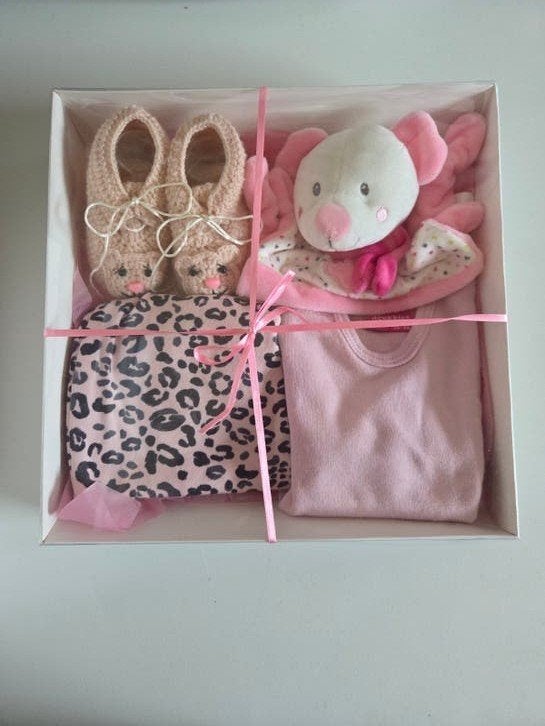 Roze kraamcadeau set met knuffel en kleertjes, Ophalen of Verzenden, Nieuw, Kraamcadeau