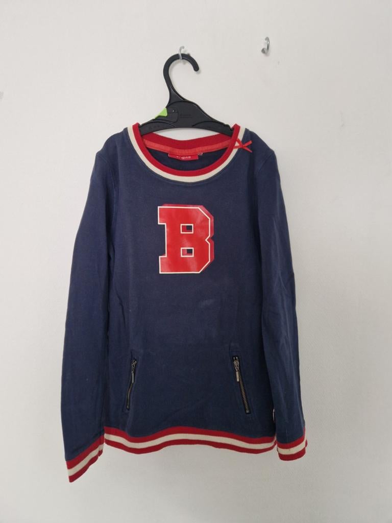 Donkerblauwe sweater met rode 'B' en strepen, Ophalen of Verzenden, Zo goed als nieuw