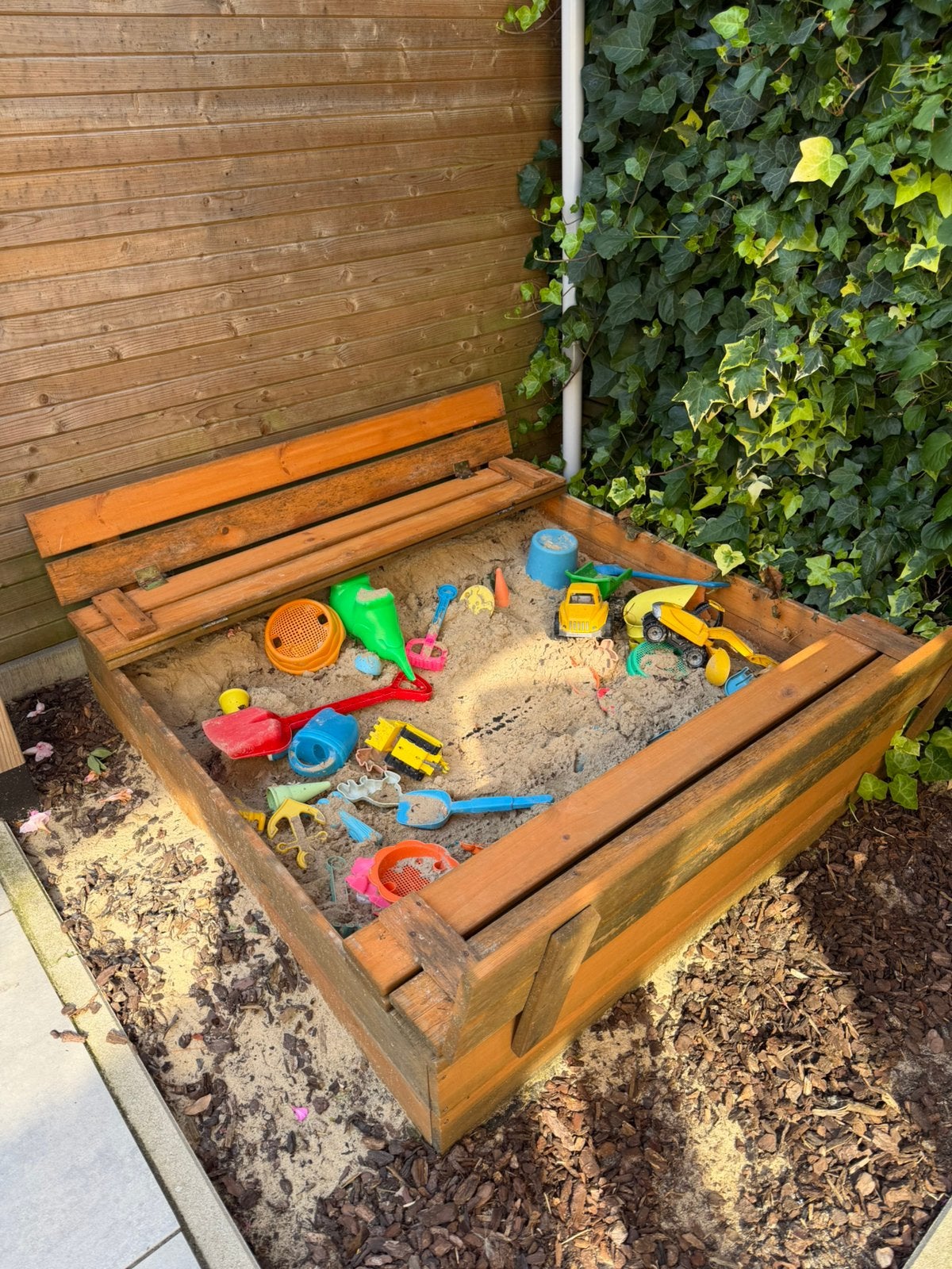 Houten zandbak met deksel en bankjes, Ophalen, Gebruikt