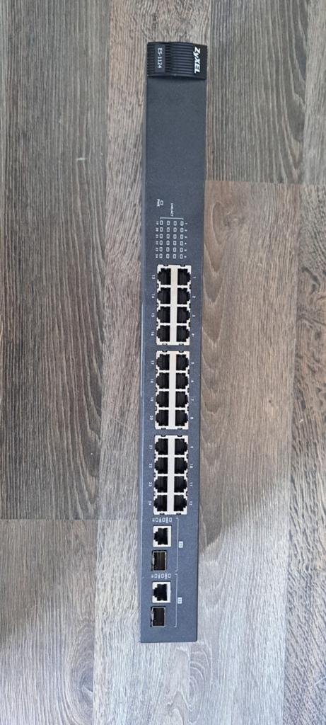 24 port netwerk switch zyxel es-1124, Computers en Software, Netwerk switches, Ophalen of Verzenden, Gebruikt