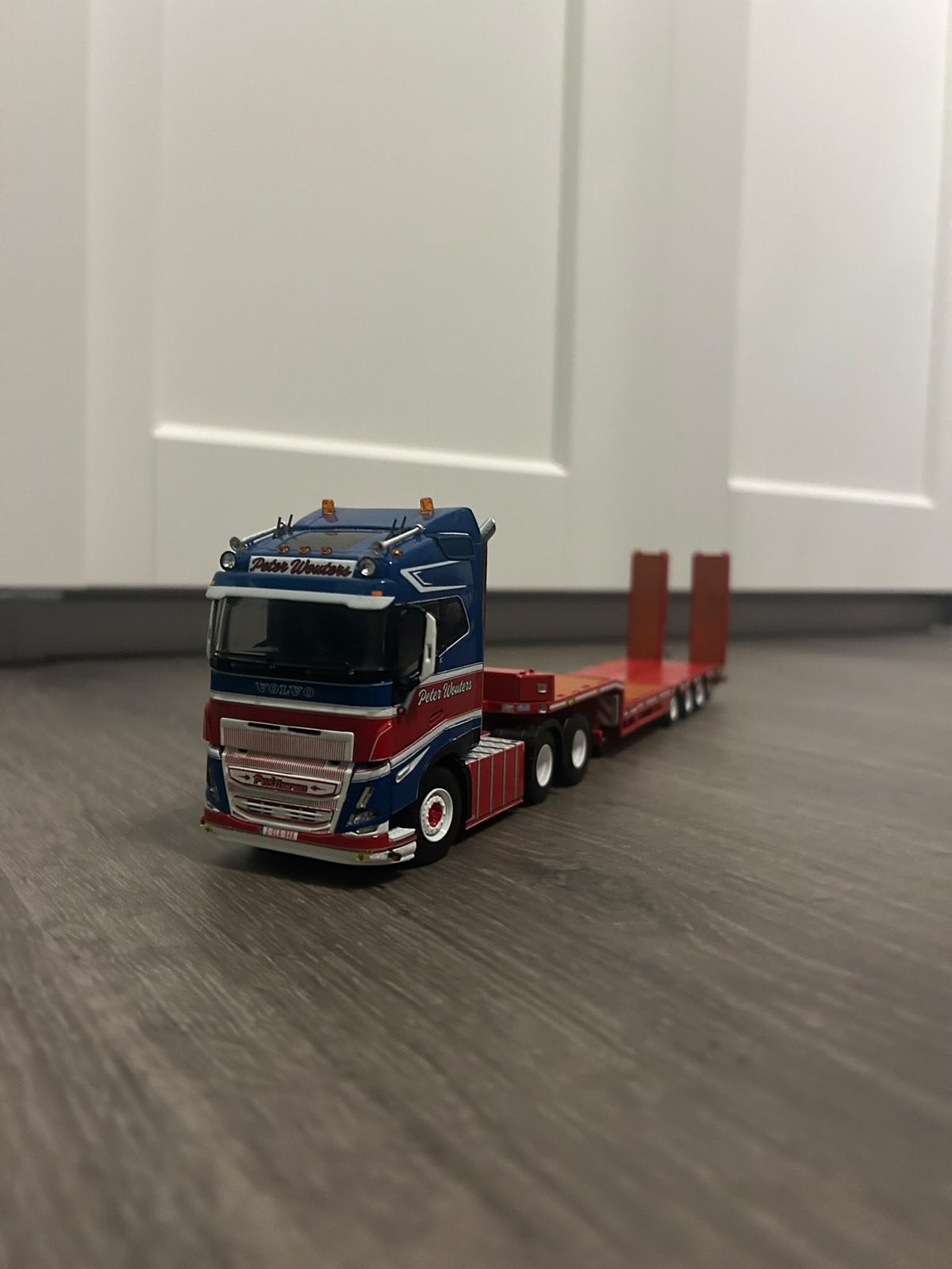 Volvo vrachtwagen met dieplader schaalmodel -  Peter Wouters, Hobby en Vrije tijd, 1:32 tot 1:50, Zo goed als nieuw, Truck, Ophalen