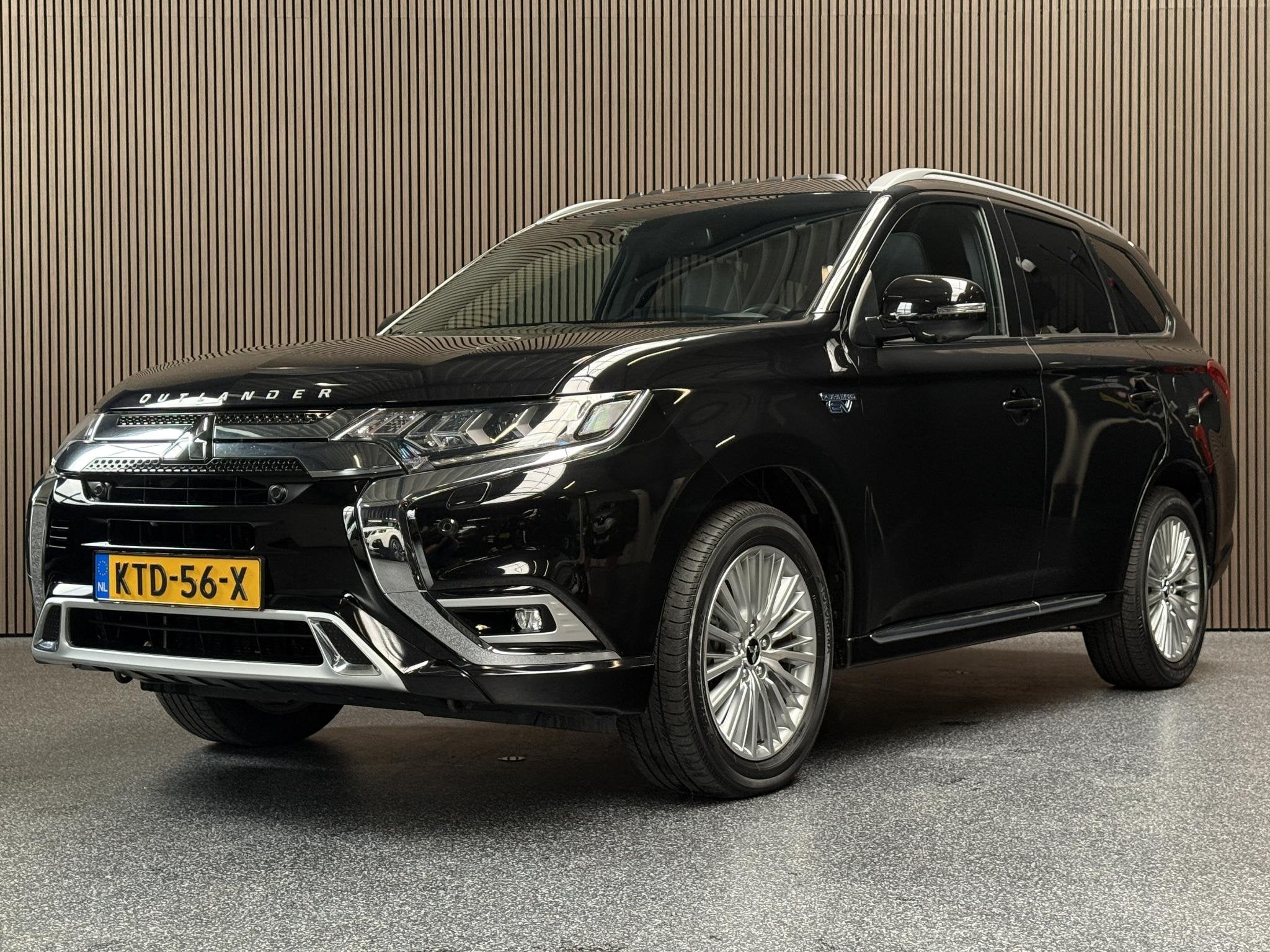 Mitsubishi Outlander 2.4 PHEV Instyle | Dealer onderhouden |, Auto's, Automaat, 4 cilinders, Zwart, Bedrijf