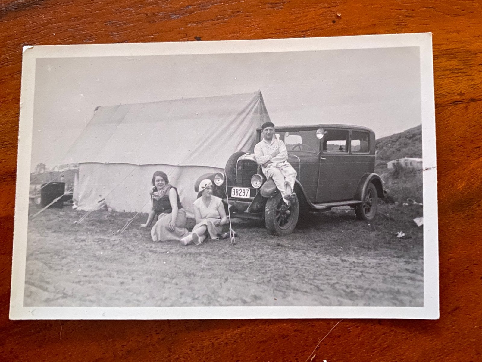 Kamperen jaren 30  Ford Tudor. Zuid Holland. Kenteken 38297., Verzamelen, Foto, Ophalen of Verzenden, Zo goed als nieuw, Voor 1940