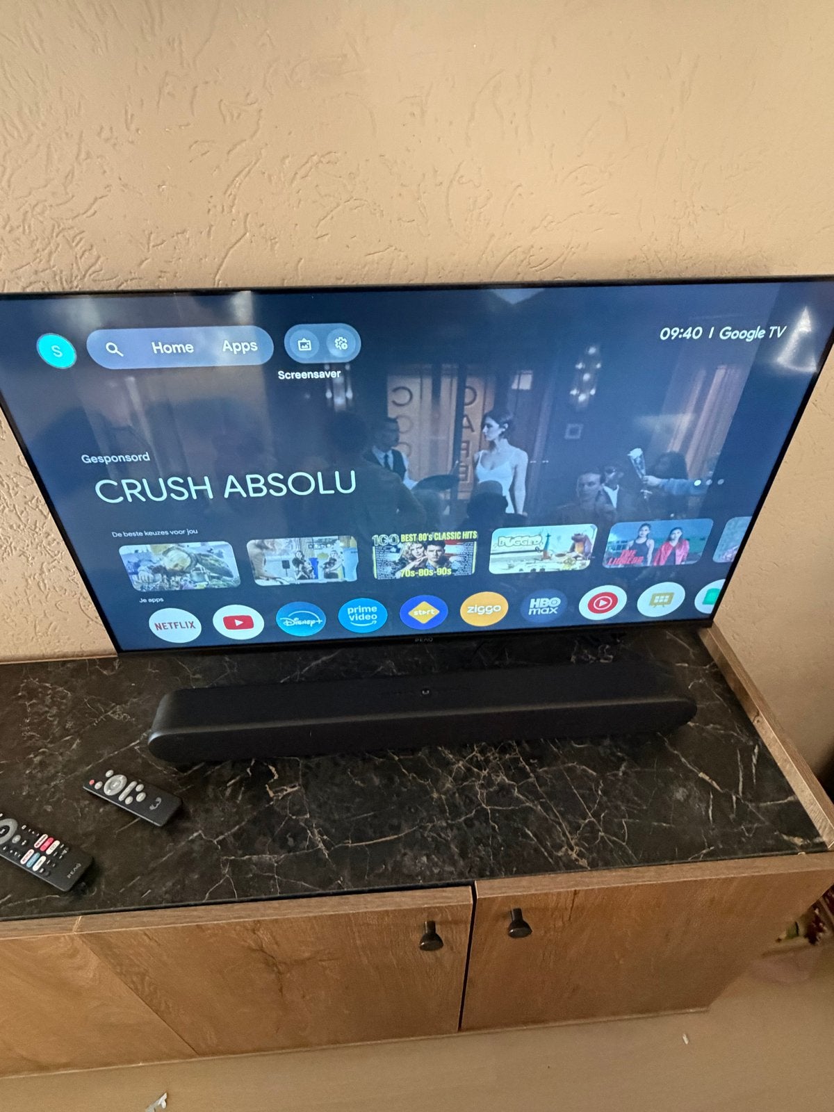 40 inch TV met Soundbar en Muurbeugel