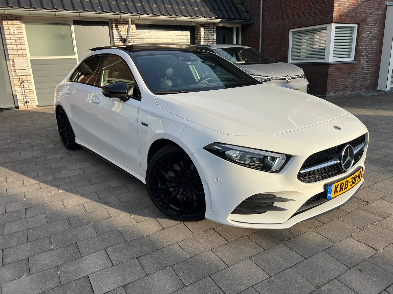 Mercedes A250E  hybrid AMG 2020 FULL optie 2jr garantie!!, Auto's, Leder en Stof, Wit, Dealer onderhouden, Sedan