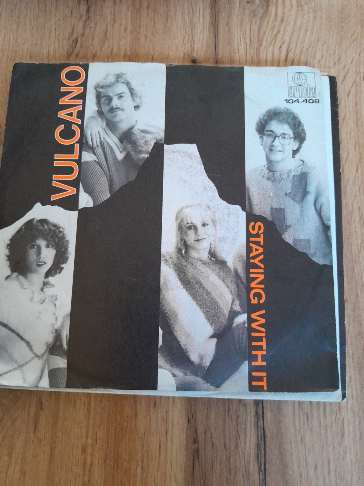 vulcano 7inch staying with lt, Ophalen of Verzenden, Zo goed als nieuw, Pop