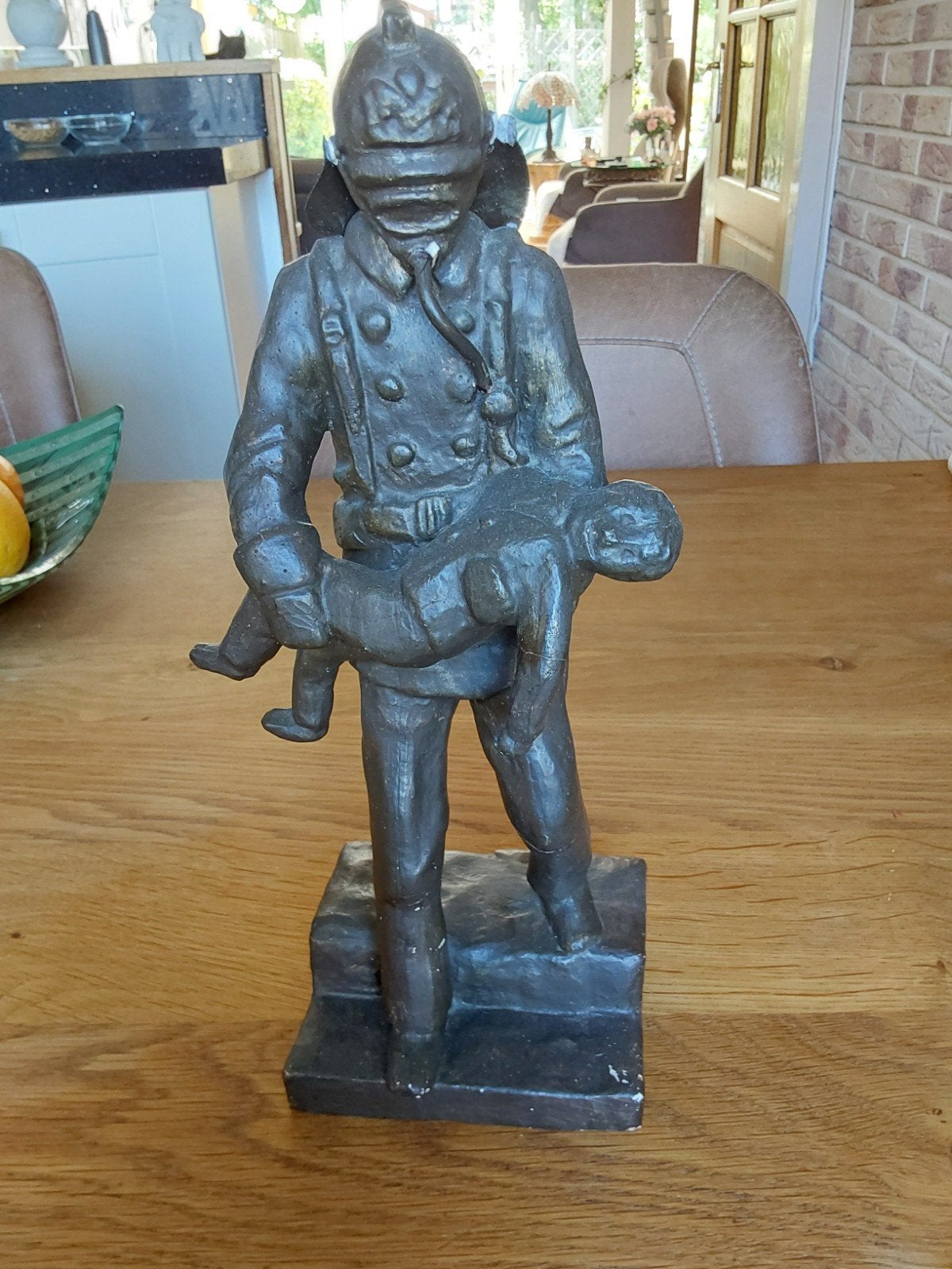 Vintage brandweerman met gered kind sculptuur, Ophalen of Verzenden, 20 - 50 cm