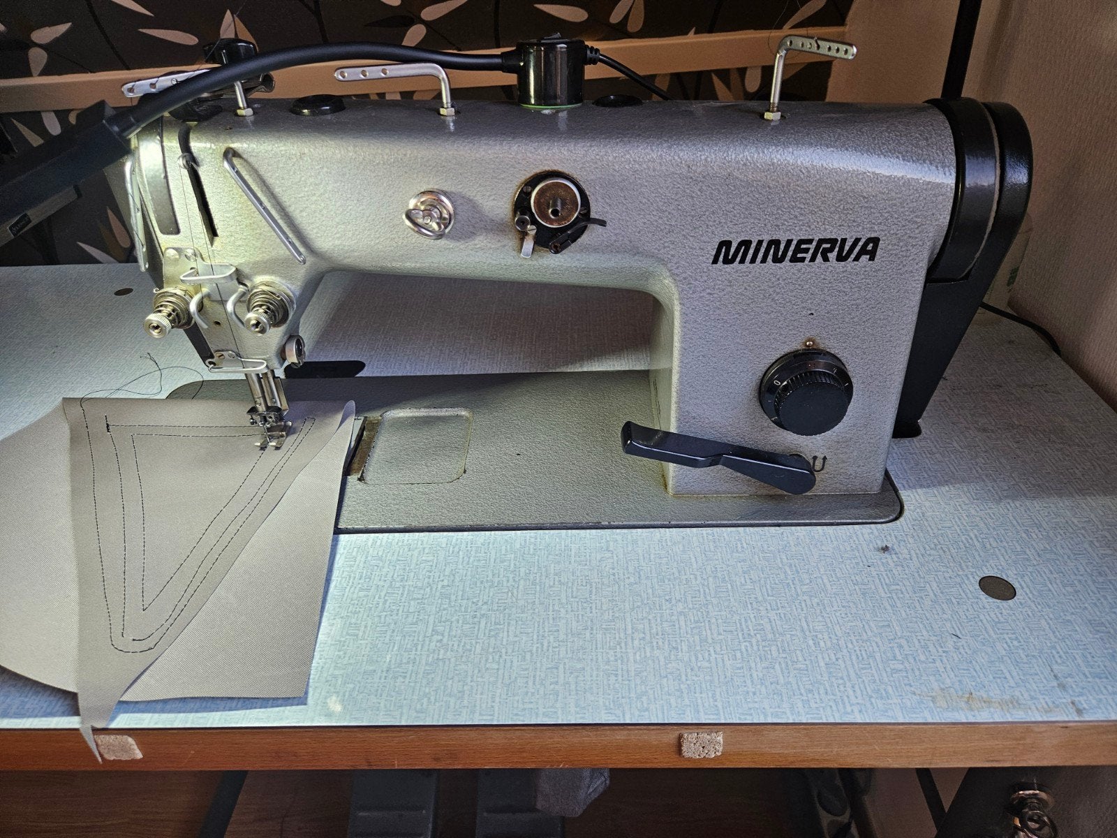 Industriële naaimachine Minerva, Hobby en Vrije tijd, Naaimachines en Toebehoren, Ophalen of Verzenden, Gebruikt, Naaimachine
