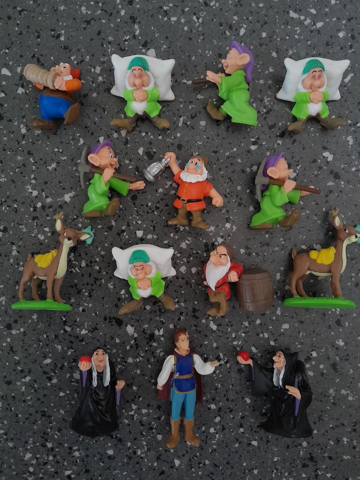 Disney ~ sprookje poppetjes Sneeuwwitje en de zeven dwergen, Ophalen of Verzenden, Zo goed als nieuw, Beeldje of Poppetje