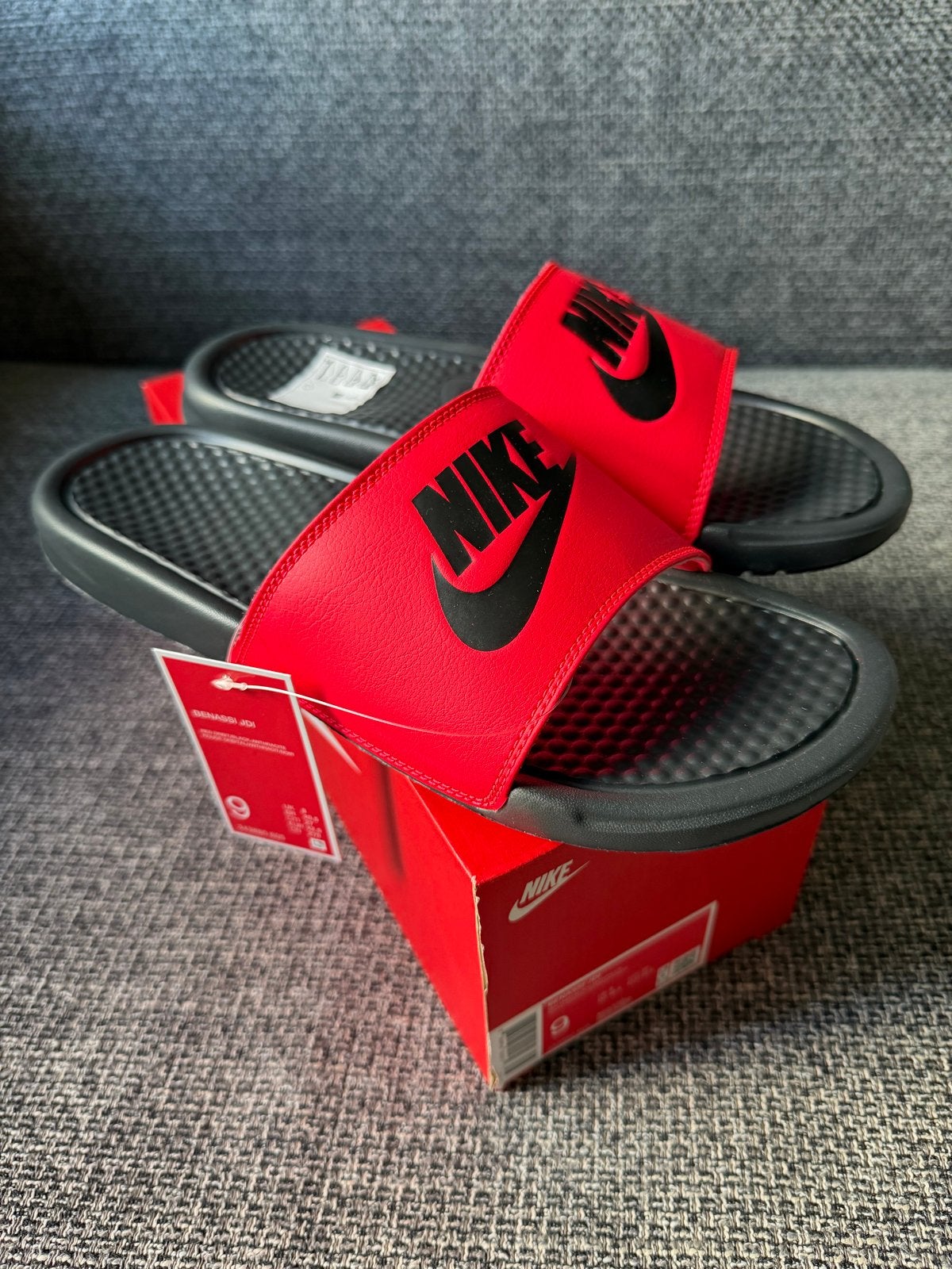 Nike Benassi JDI Slippers - Nieuw in doos - Maat 42.5, Slippers, Overige kleuren, Nieuw, Ophalen of Verzenden