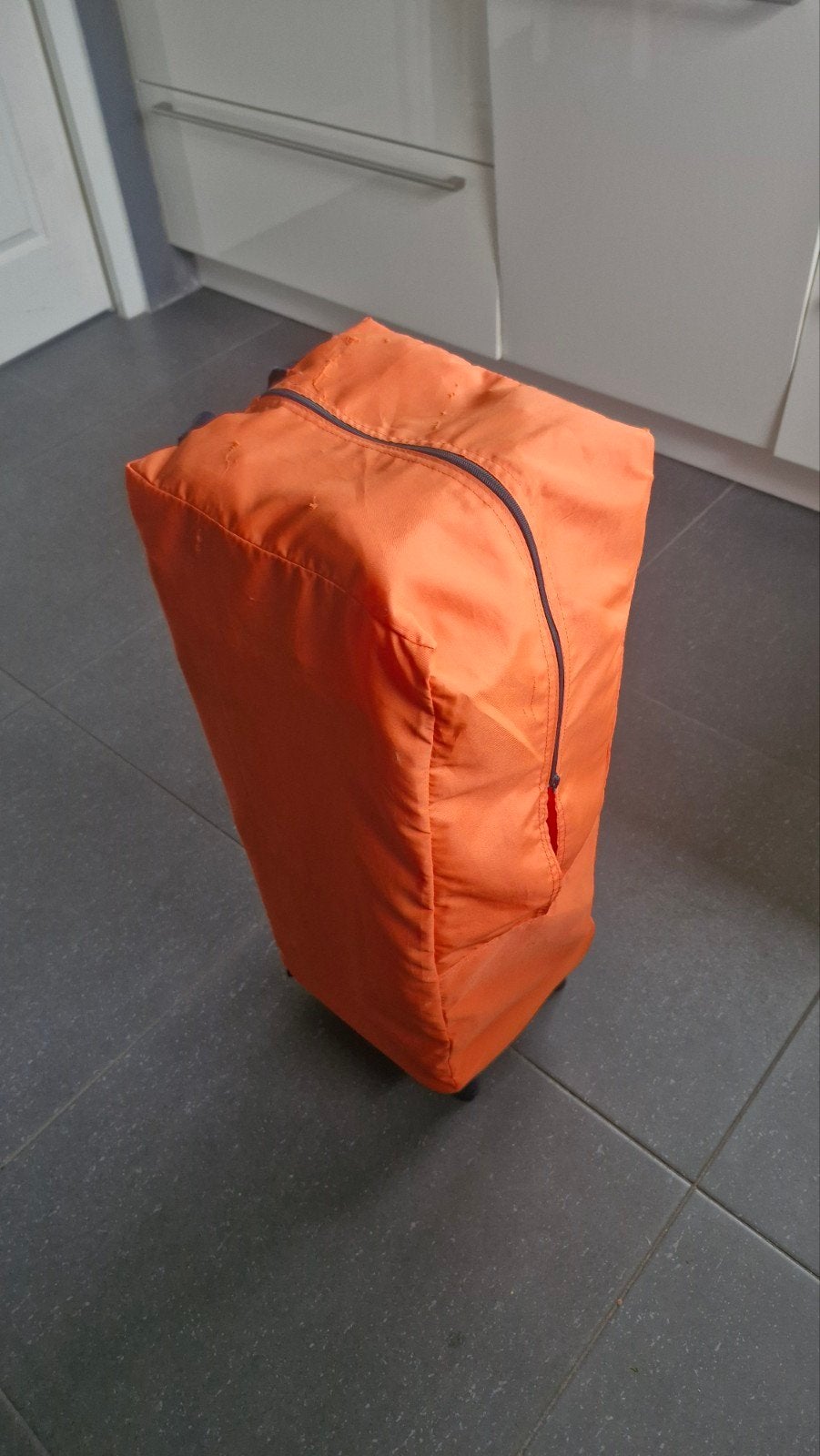 Oranje campingbedje met wieltjes., Ophalen, Gebruikt, Reisbedje