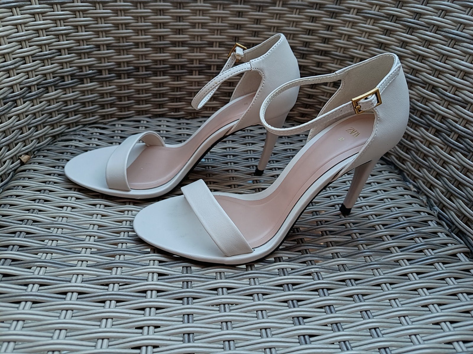 Zara Sandalen met hoge hakken - Maat 37, Kleding | Dames, Ophalen of Verzenden, Zo goed als nieuw, Schoenen met hoge hakken, Wit
