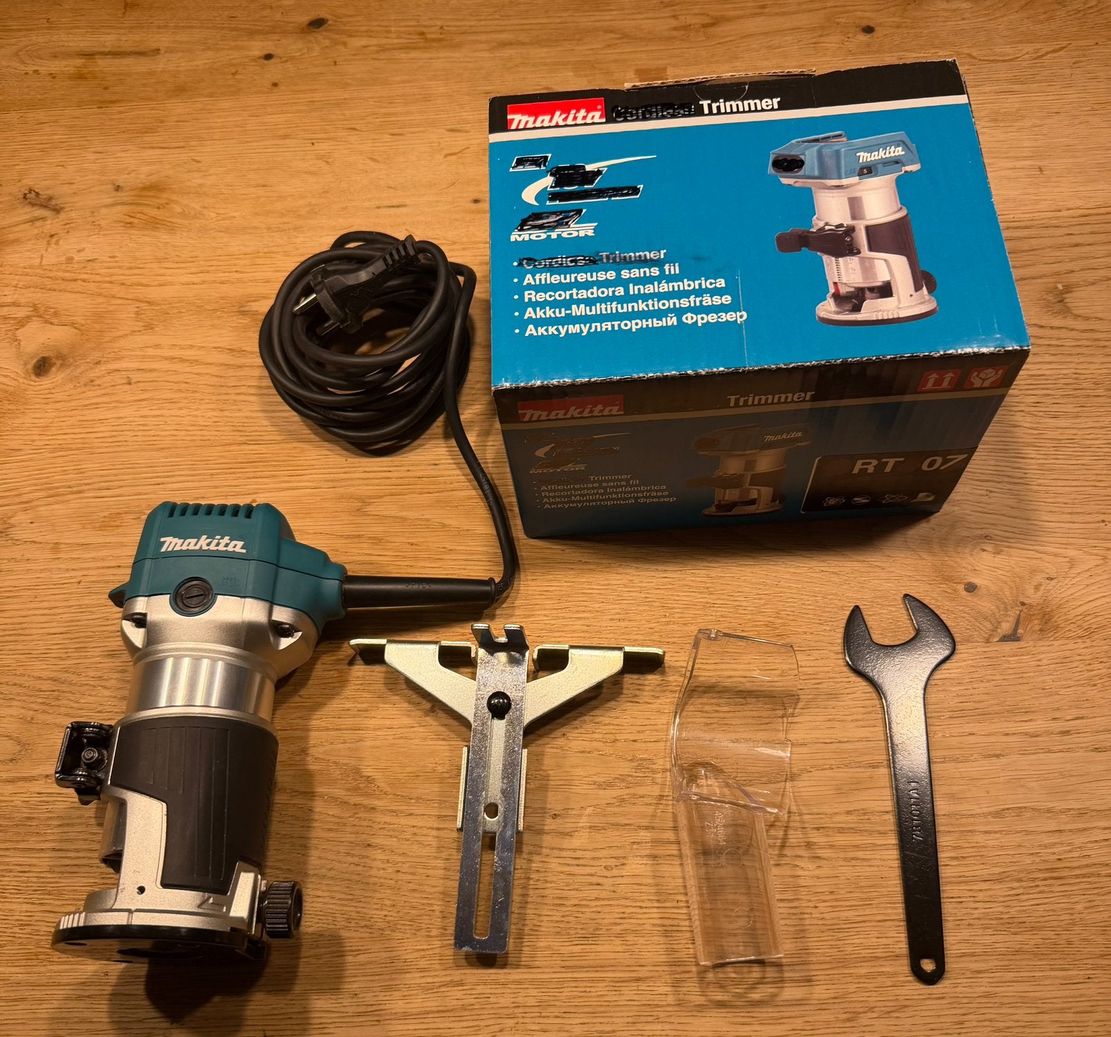 Makita kantenfrees - trimmer RT0702C, Ophalen of Verzenden, Zo goed als nieuw, Boor- en Schroefmachine, Variabele snelheid
