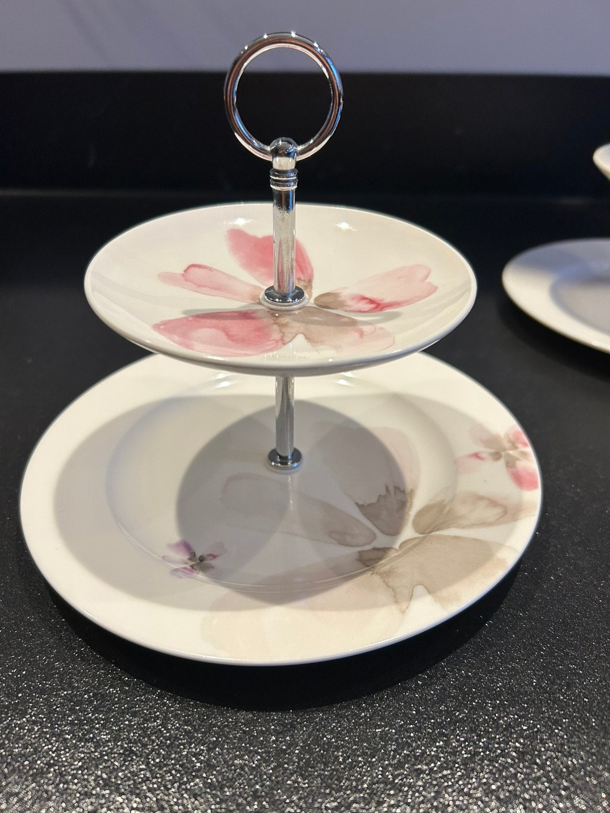 2 etagères van Margriet met rose bloemen, Ophalen of Verzenden
