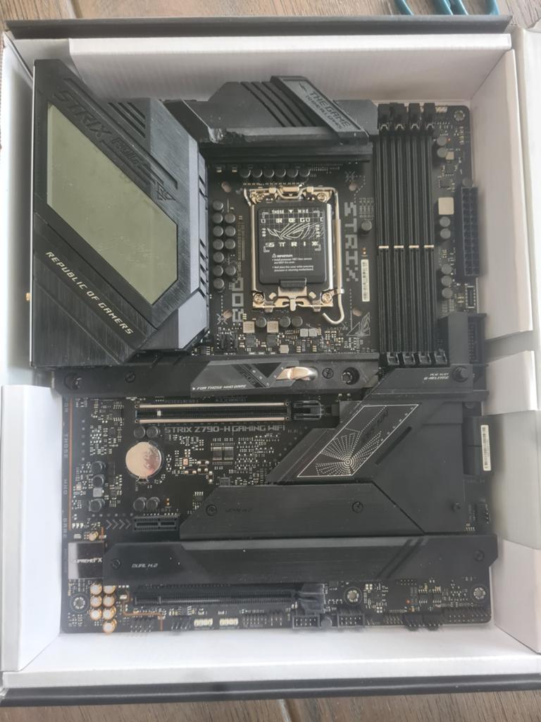 ASUS ROG Strix Z790-H Gaming WiFi DDR5 Moederbord - Defect, Computers en Software, Moederborden, Ophalen of Verzenden