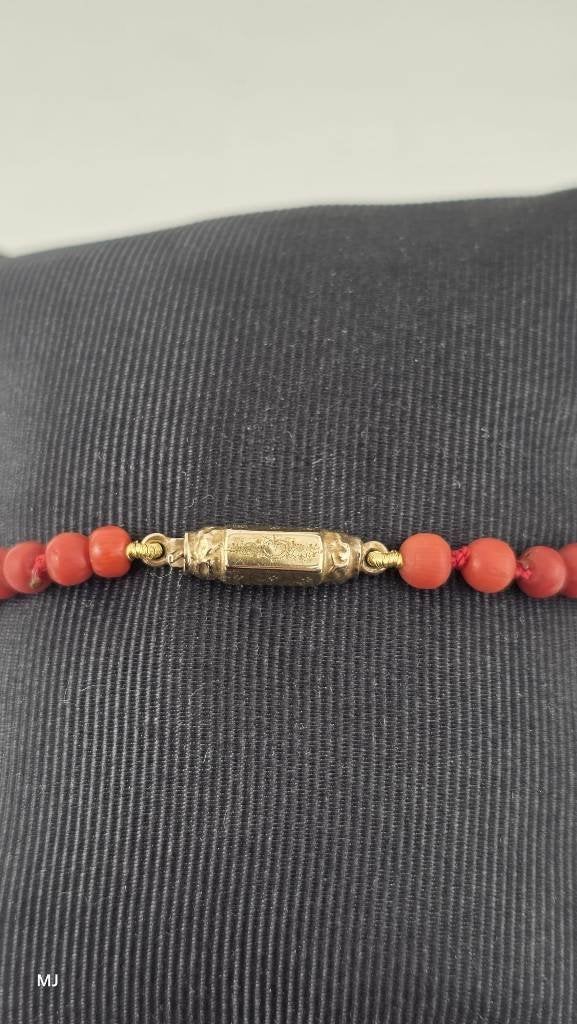 Bloedkoralen armband met gouden slot                     D47, Ophalen of Verzenden, Overige materialen, Armband